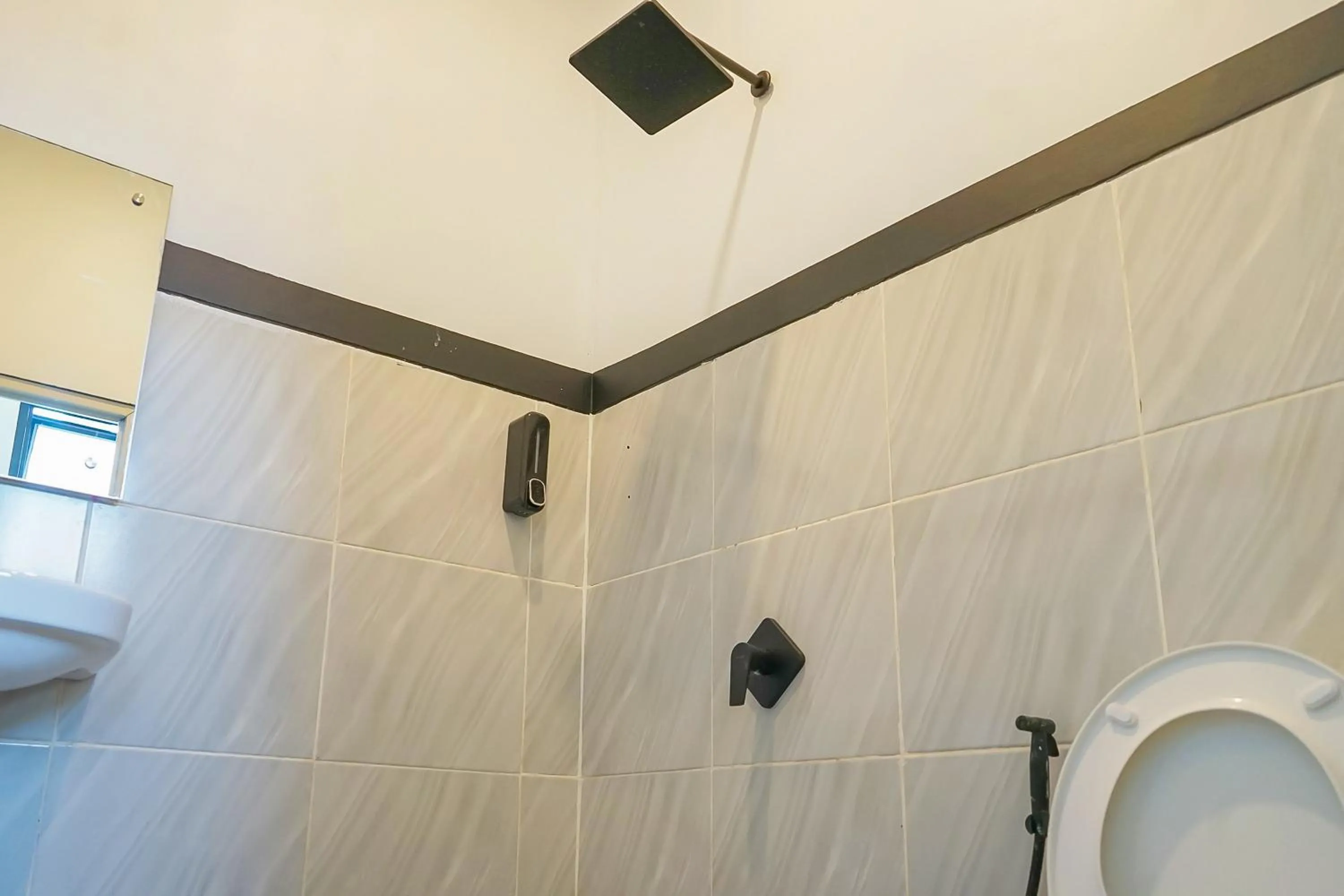 Bathroom in Urbanview Hotel Aloevera Pontianak by RedDoorz