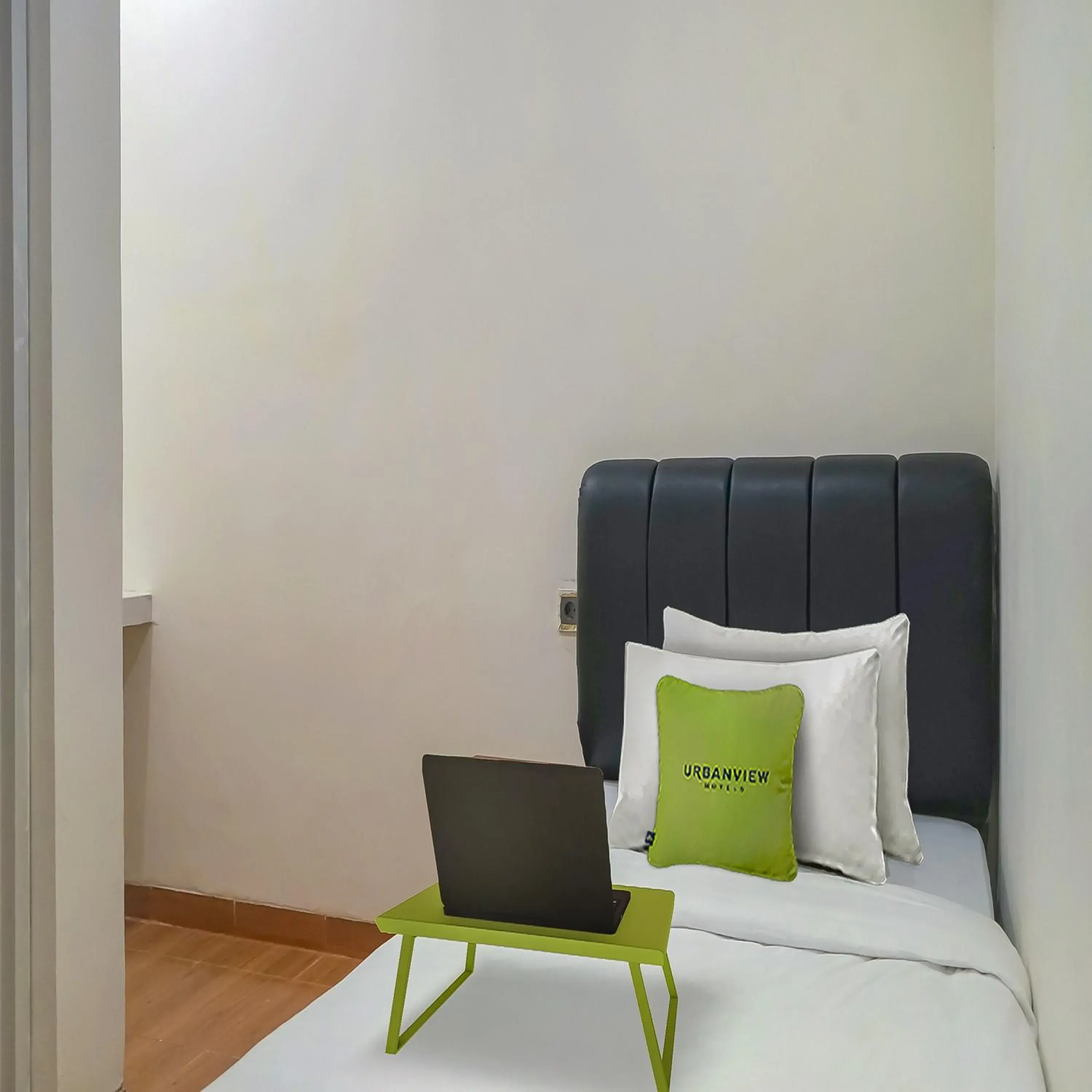 Bedroom, Bed in Urbanview Hotel Aloevera Pontianak by RedDoorz Bedroom, Bed in Urbanview Hotel Aloevera Pontianak by RedDoorz