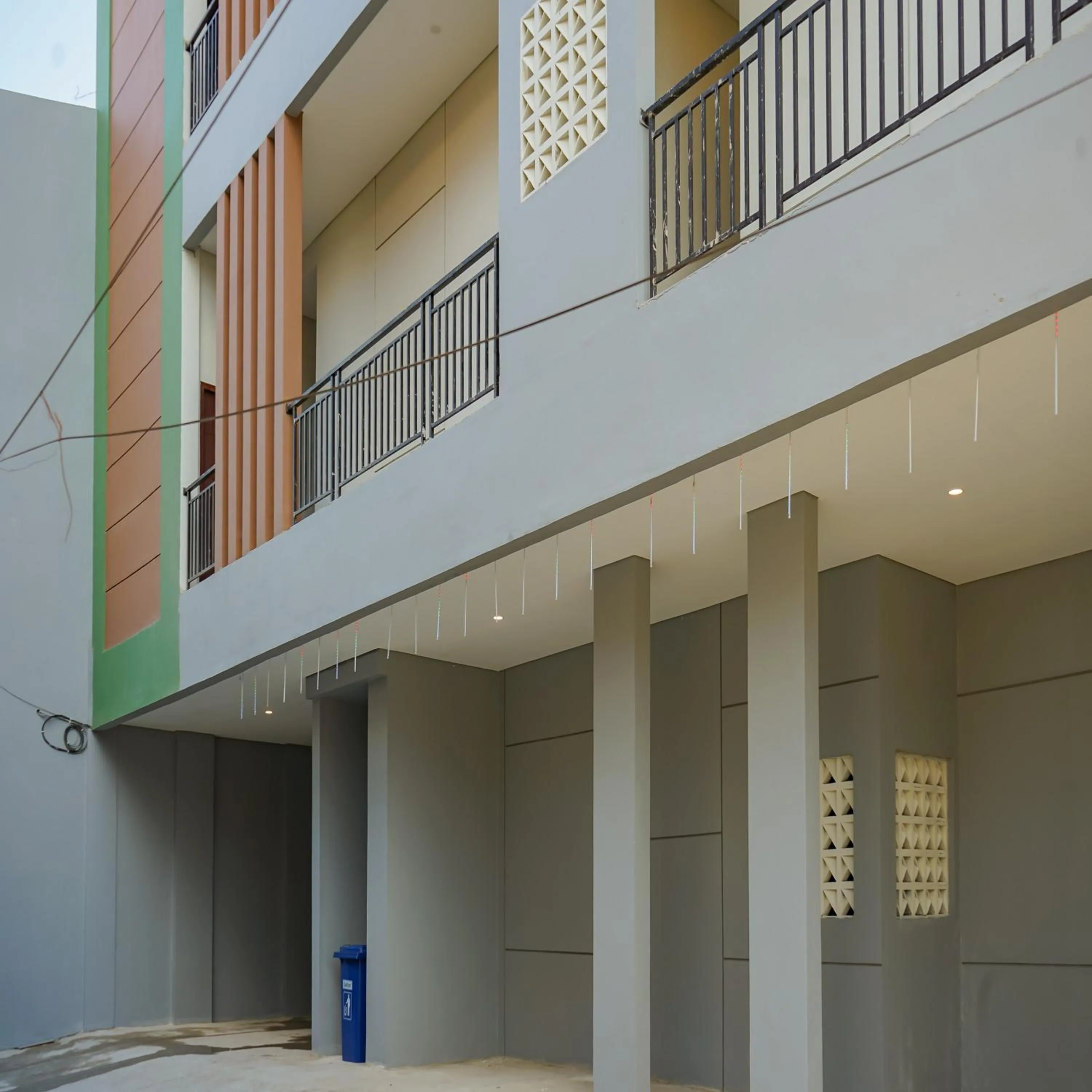 Facade/entrance in Urbanview Hotel Aloevera Pontianak by RedDoorz