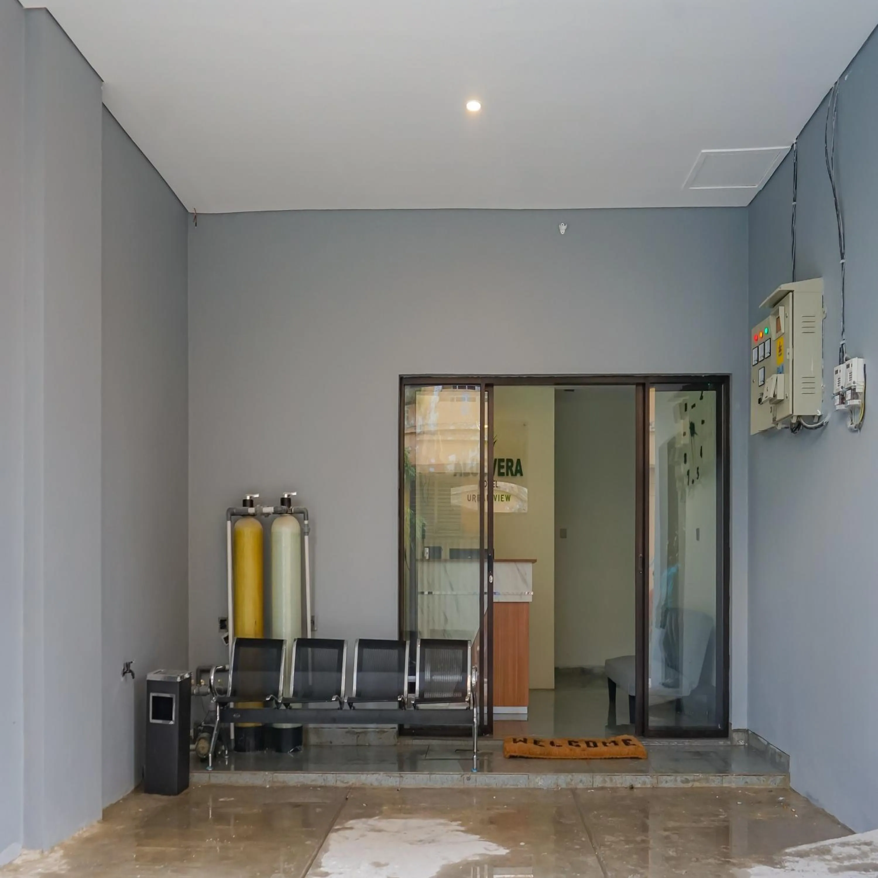 Seating area in Urbanview Hotel Aloevera Pontianak by RedDoorz