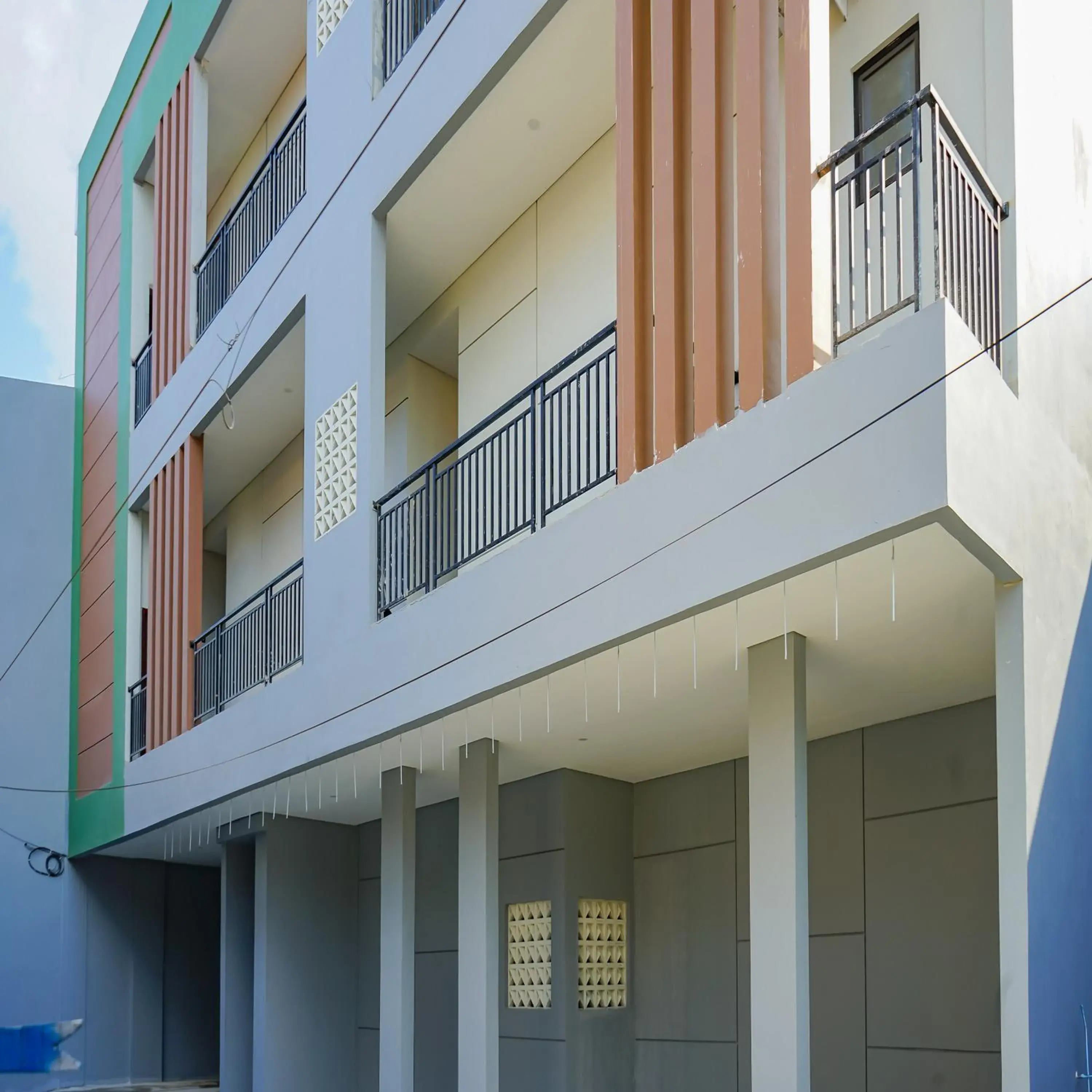 Facade/entrance in Urbanview Hotel Aloevera Pontianak by RedDoorz Facade/entrance in Urbanview Hotel Aloevera Pontianak by RedDoorz