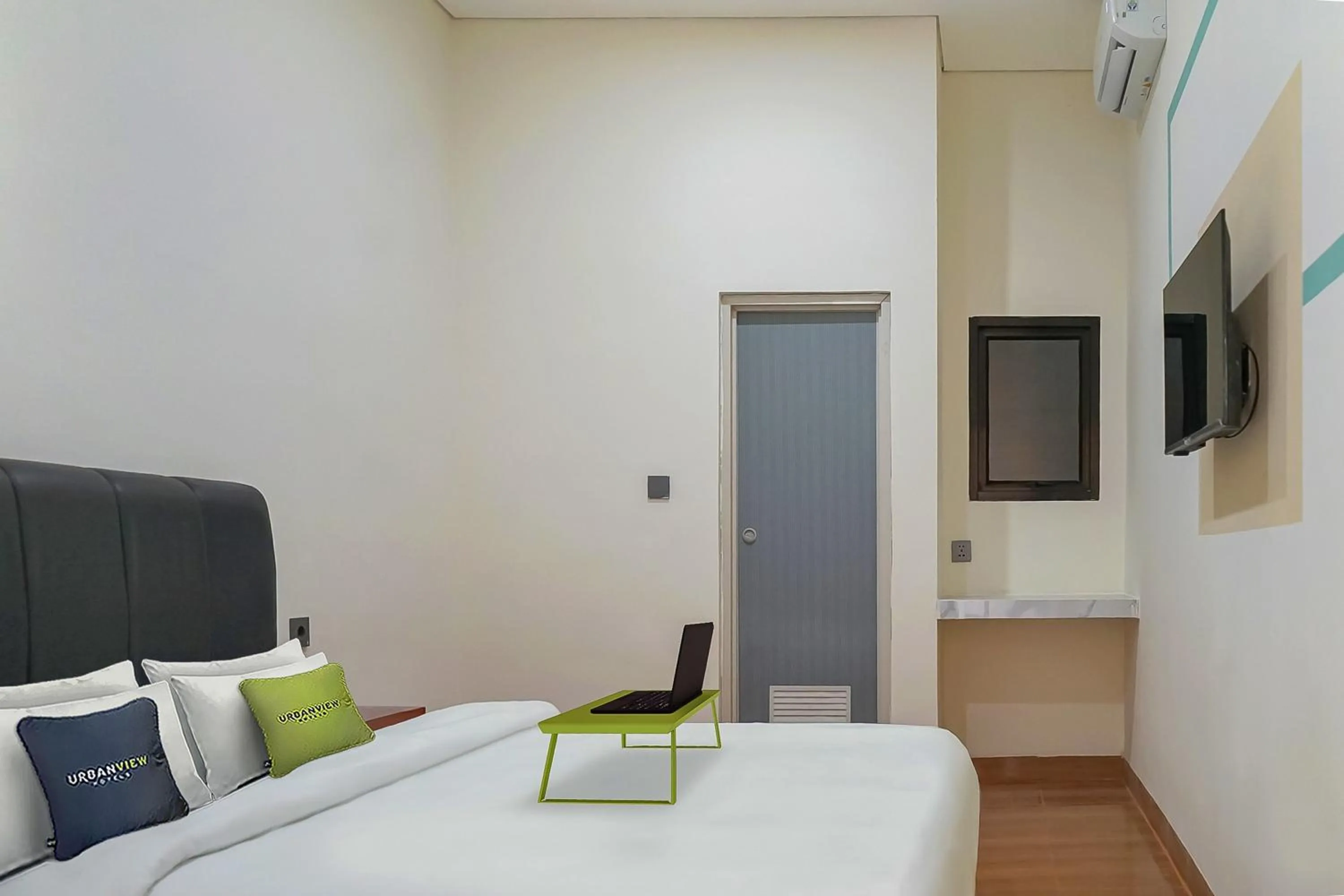 Bedroom, Bed in Urbanview Hotel Aloevera Pontianak by RedDoorz