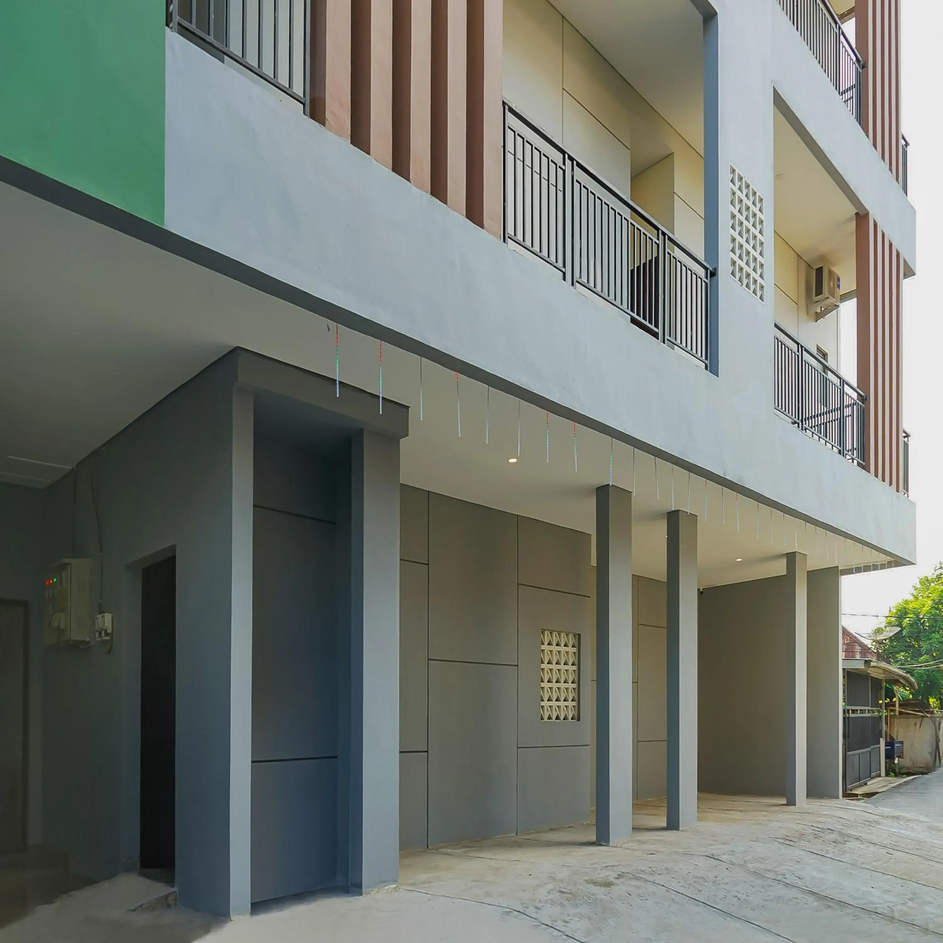 Facade/entrance in Urbanview Hotel Aloevera Pontianak by RedDoorz Facade/entrance in Urbanview Hotel Aloevera Pontianak by RedDoorz