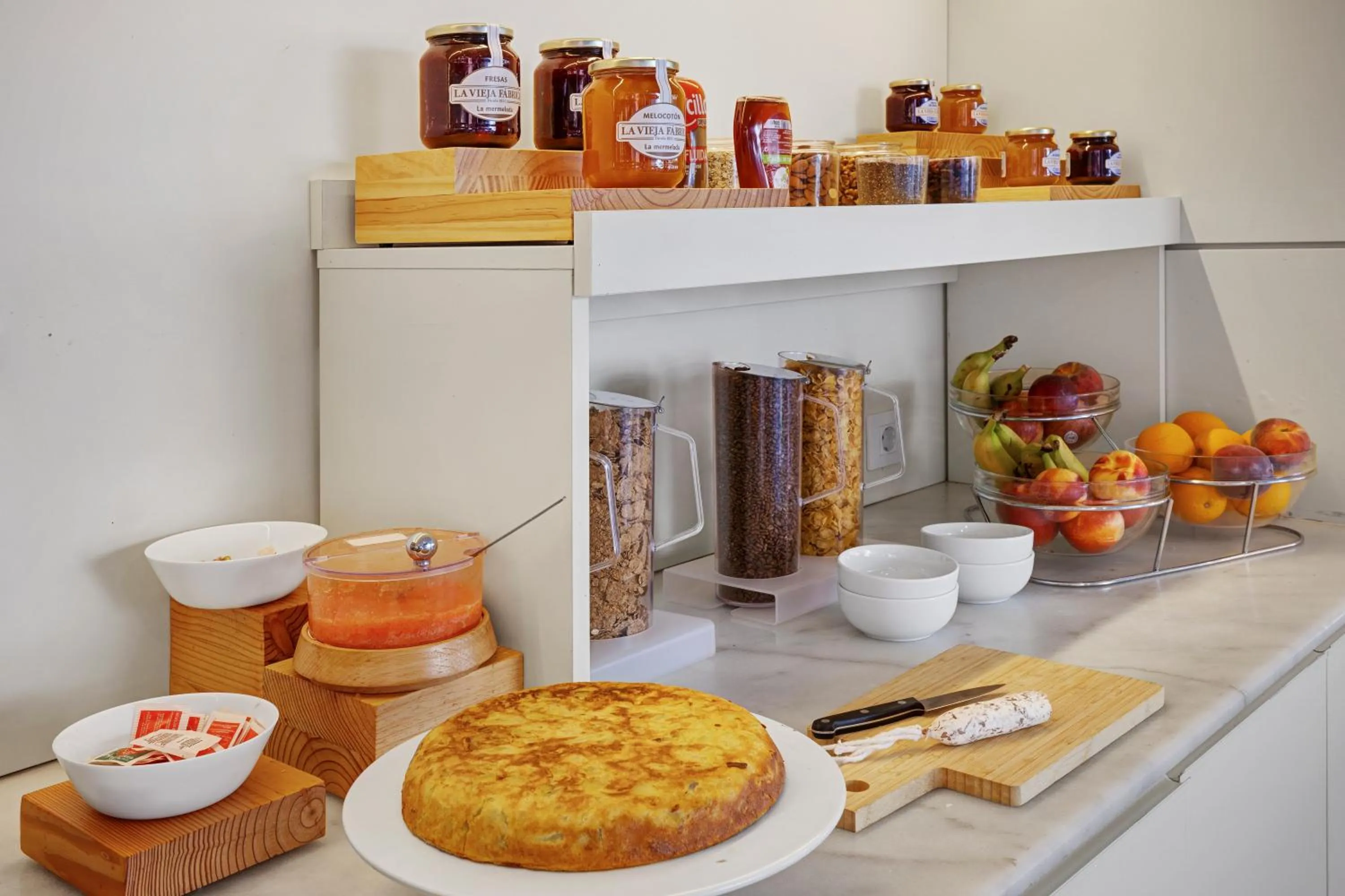 Breakfast in B&B HOTEL Girona 3