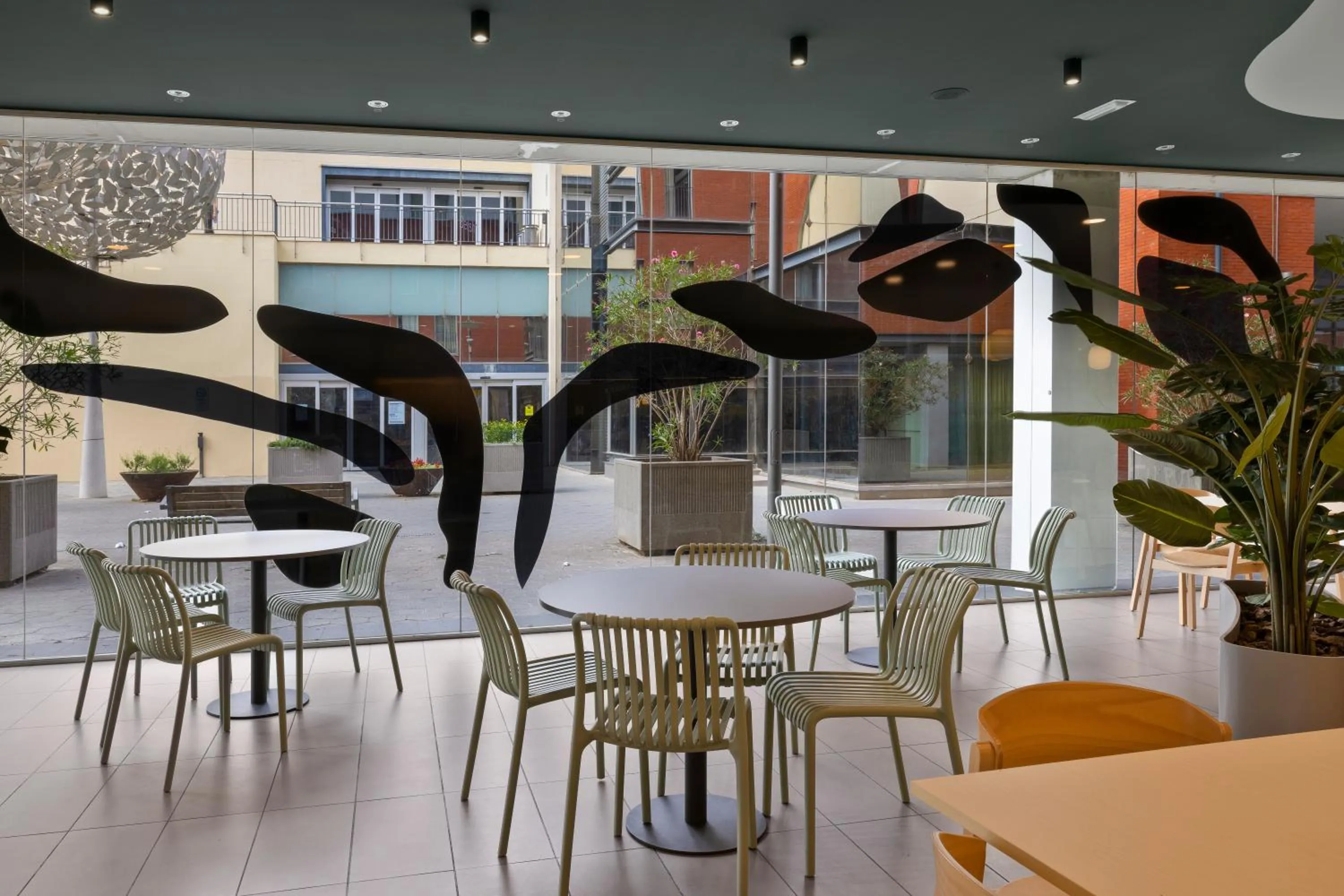 Dining area in B&B HOTEL Girona 3