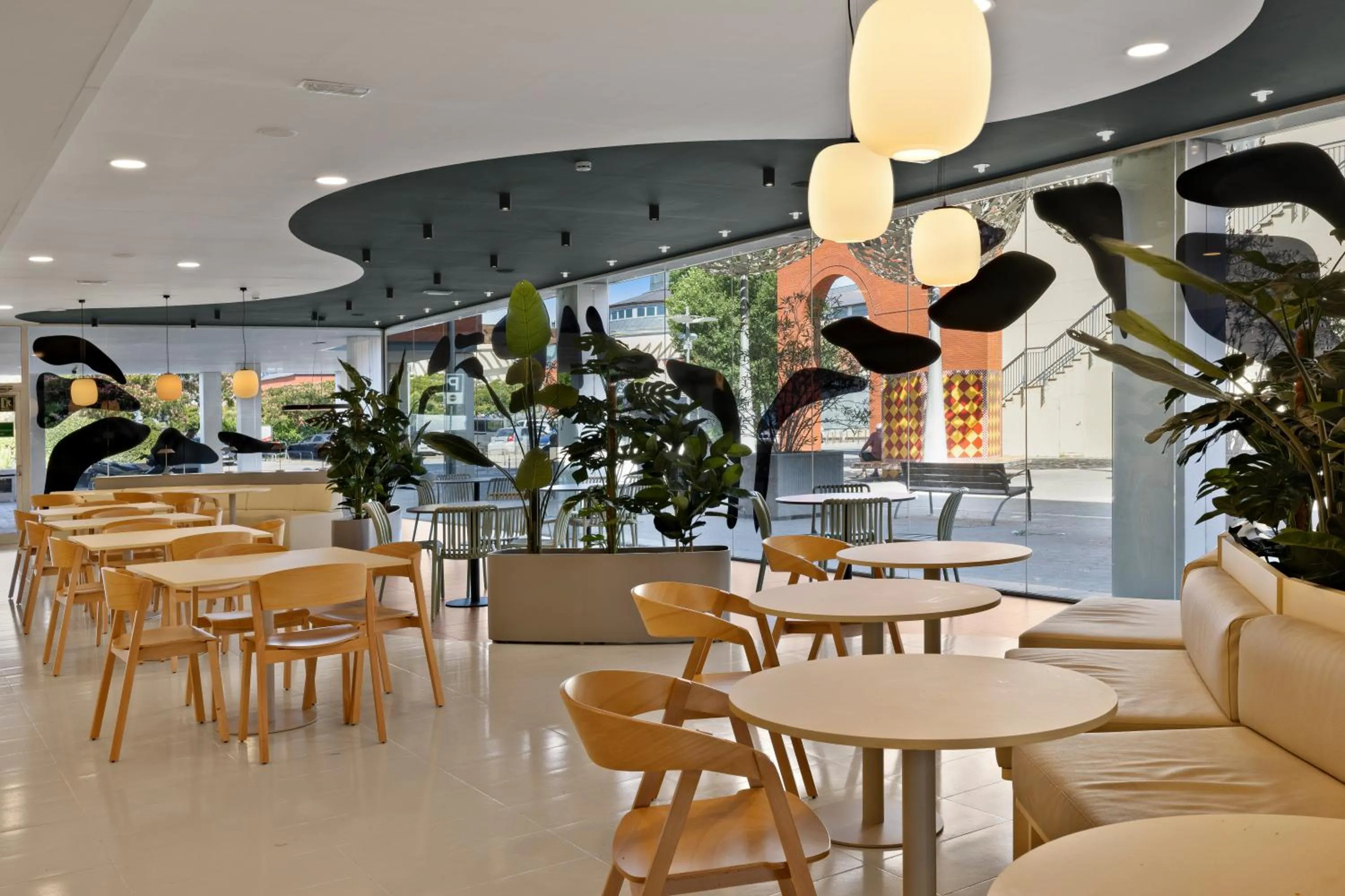 Dining area in B&B HOTEL Girona 3