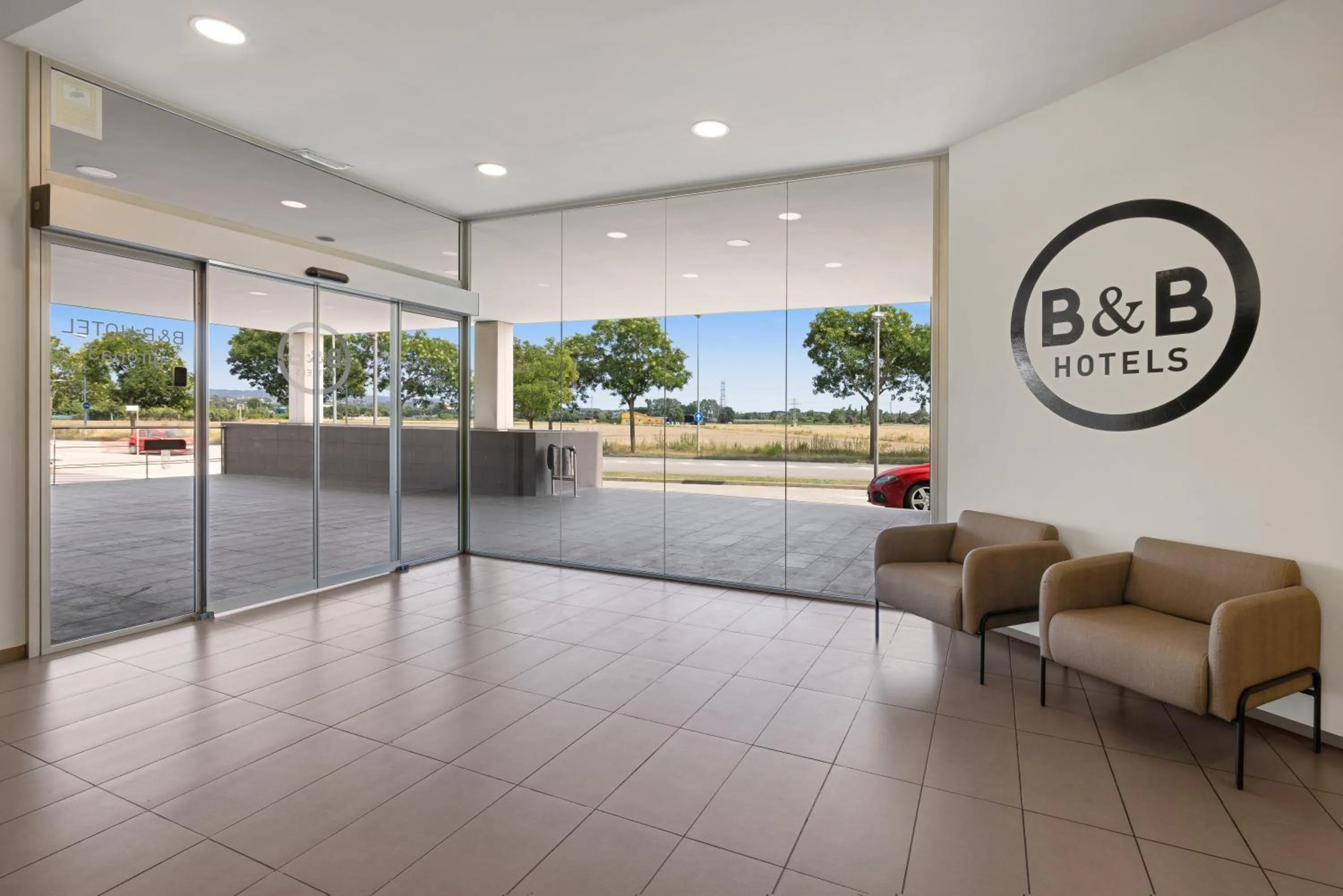 Lobby or reception in B&B HOTEL Girona 3