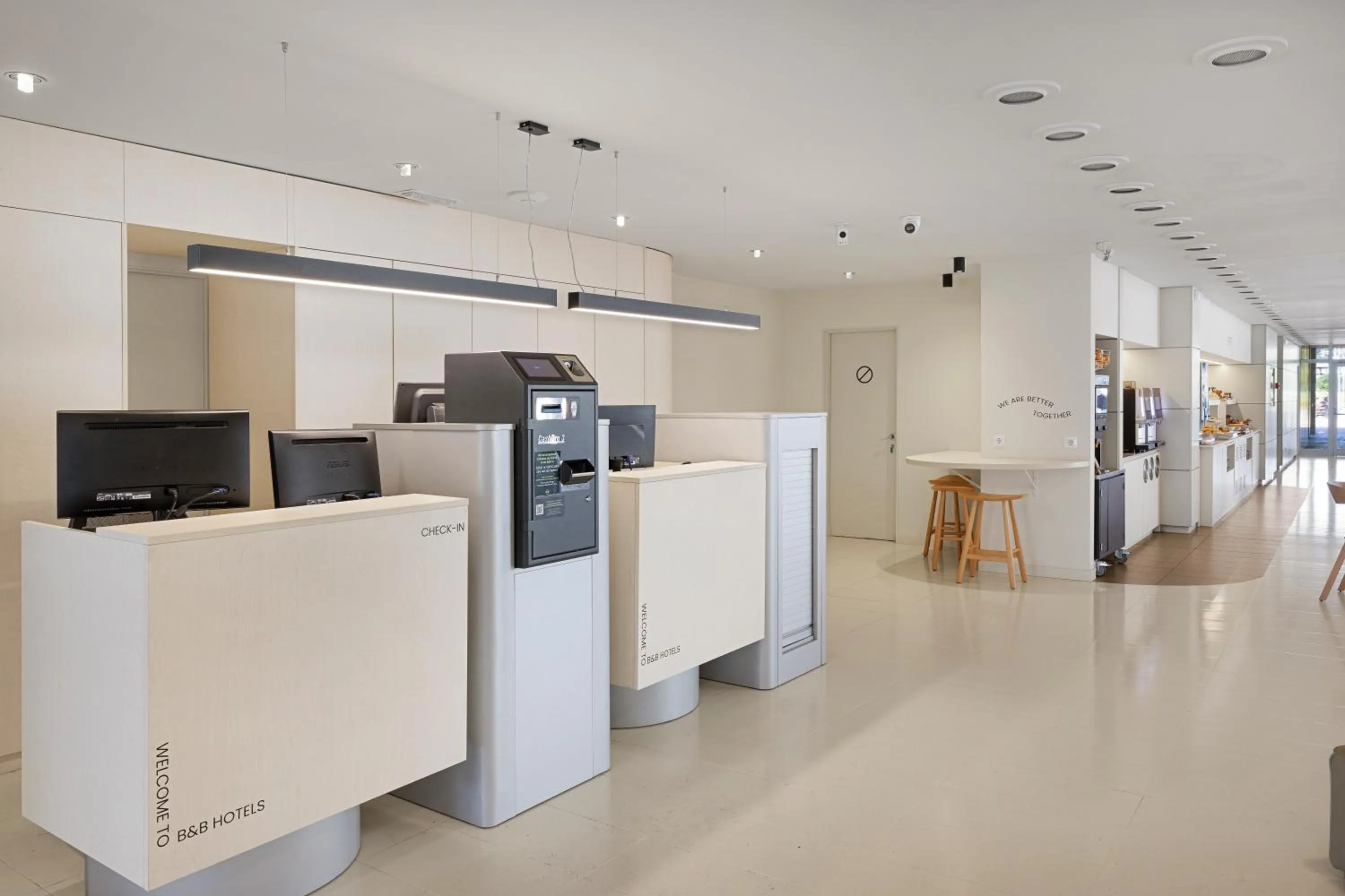 Lobby or reception in B&B HOTEL Girona 3