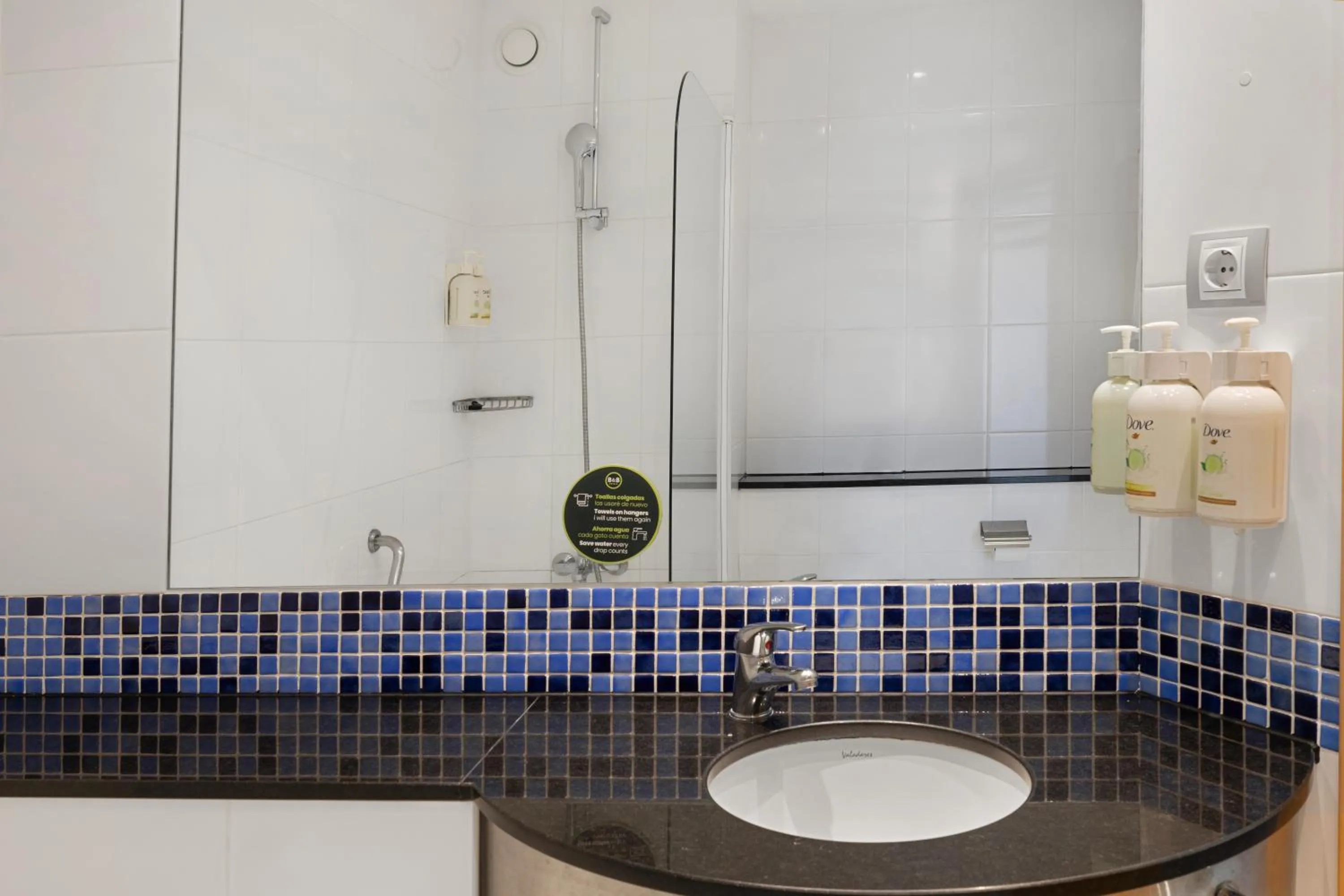 Bathroom in B&B HOTEL Girona 3