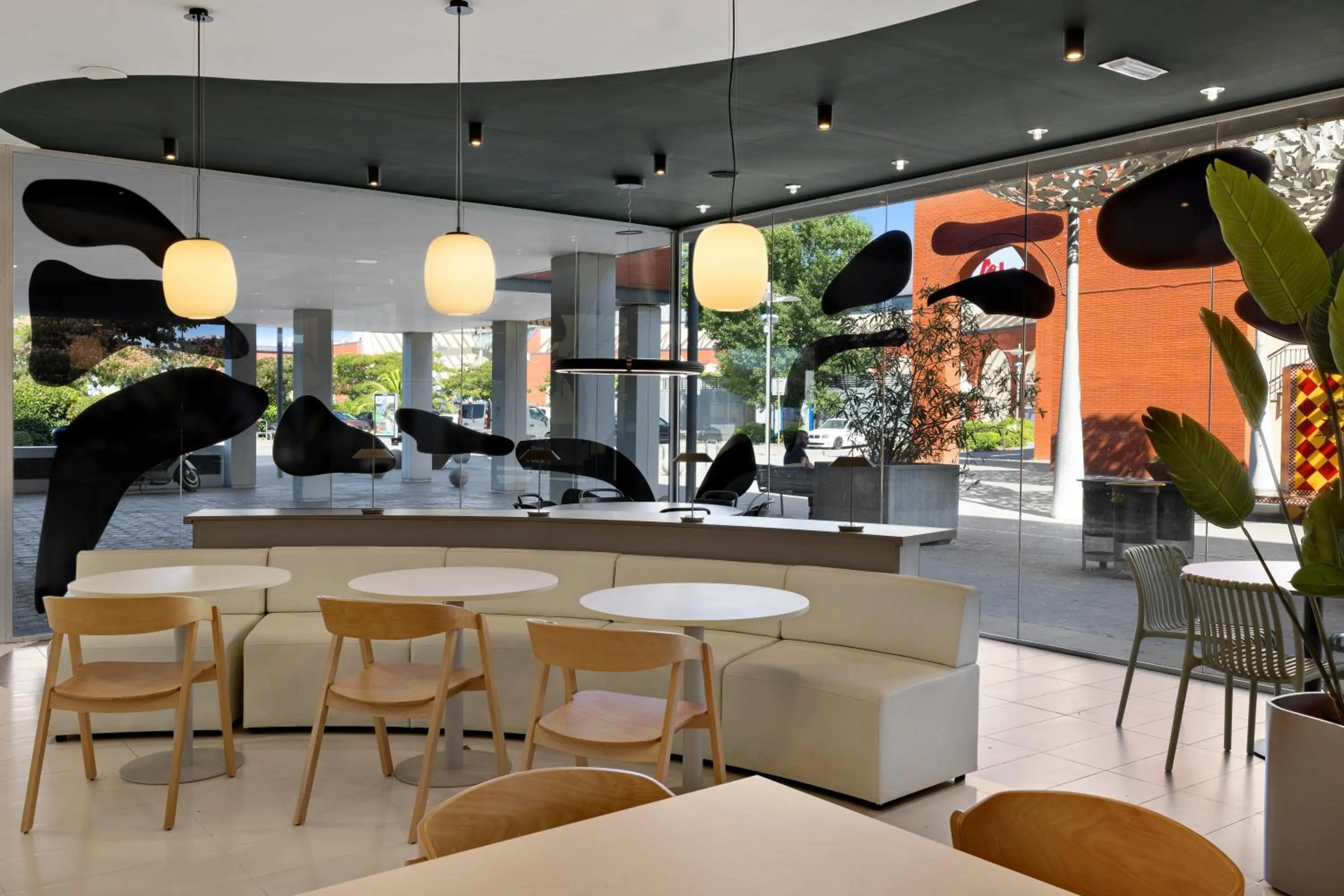 Dining area in B&B HOTEL Girona 3