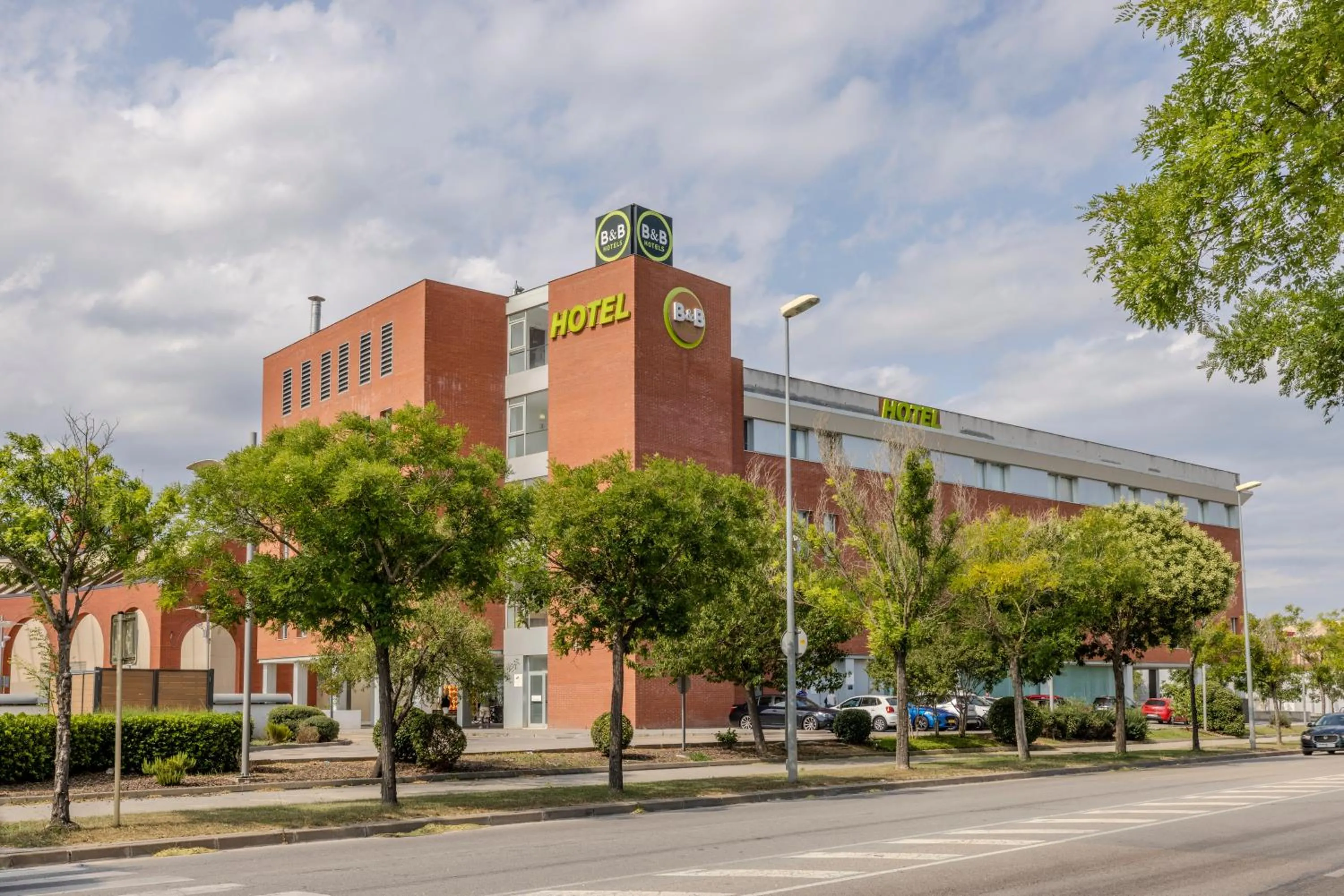 Facade/entrance in B&B HOTEL Girona 3