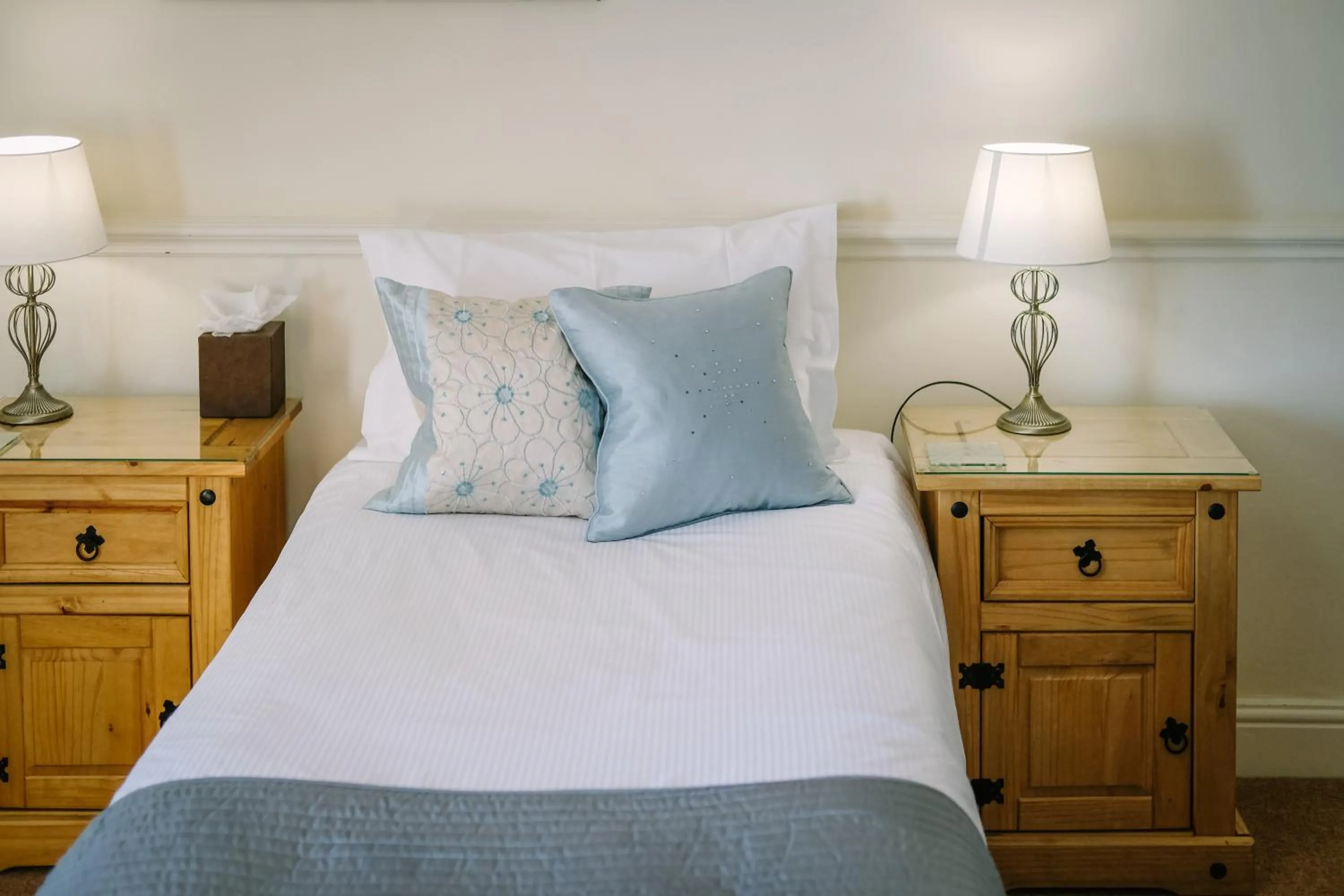 Bedroom, Bed in Sun Inn