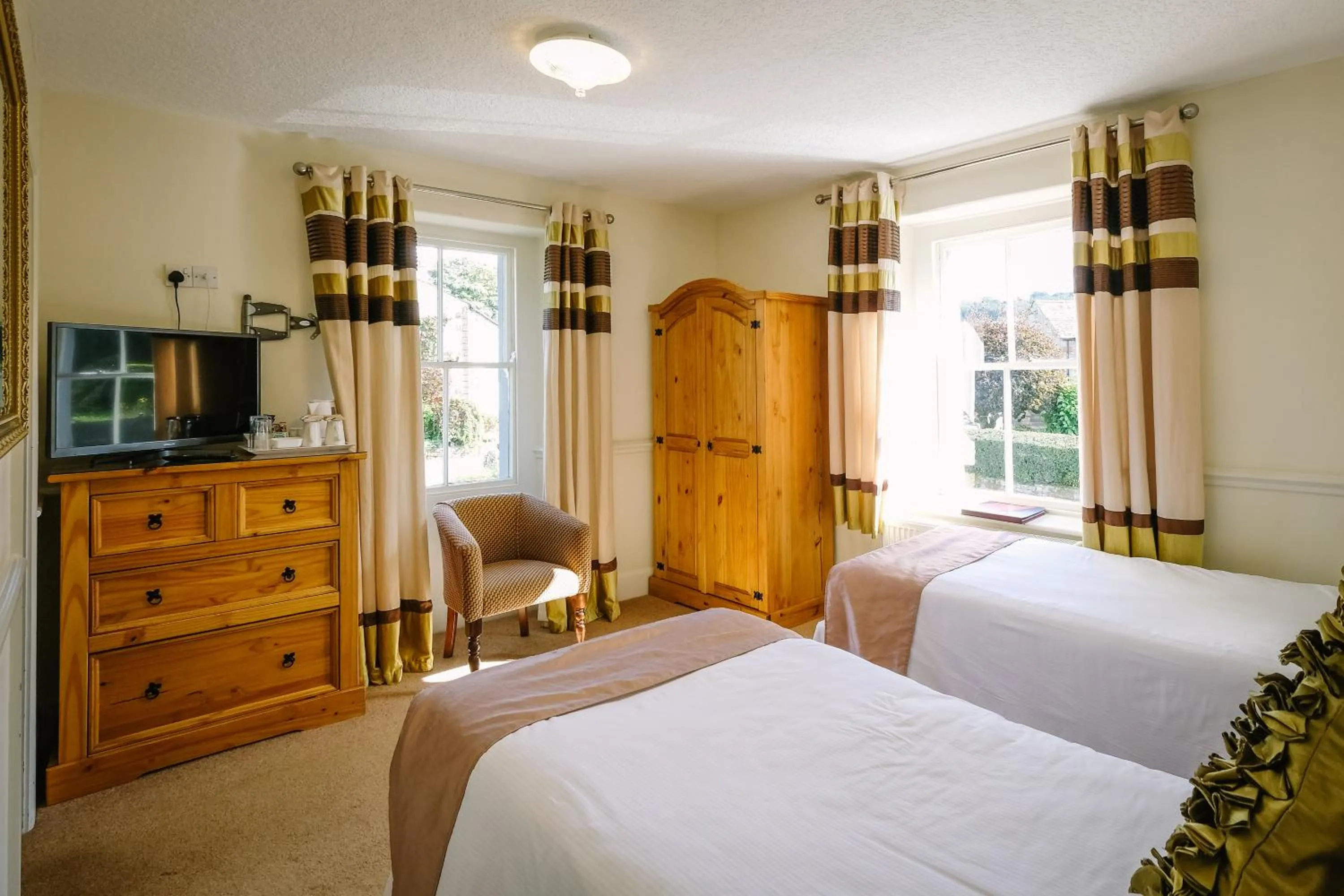 Bedroom, Bed in Sun Inn