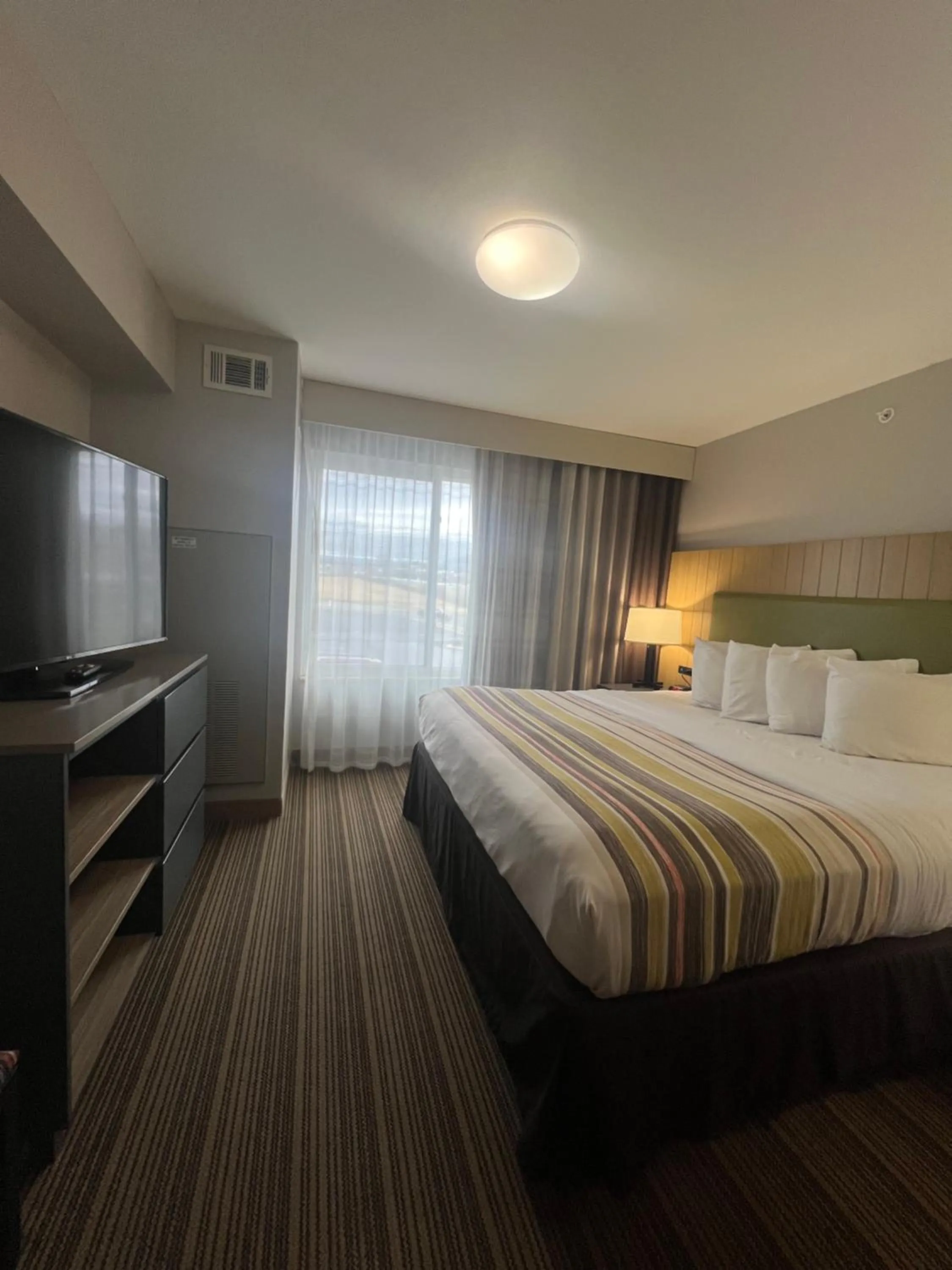 Bed in Country Inn & Suites by Radisson, Wytheville, VA