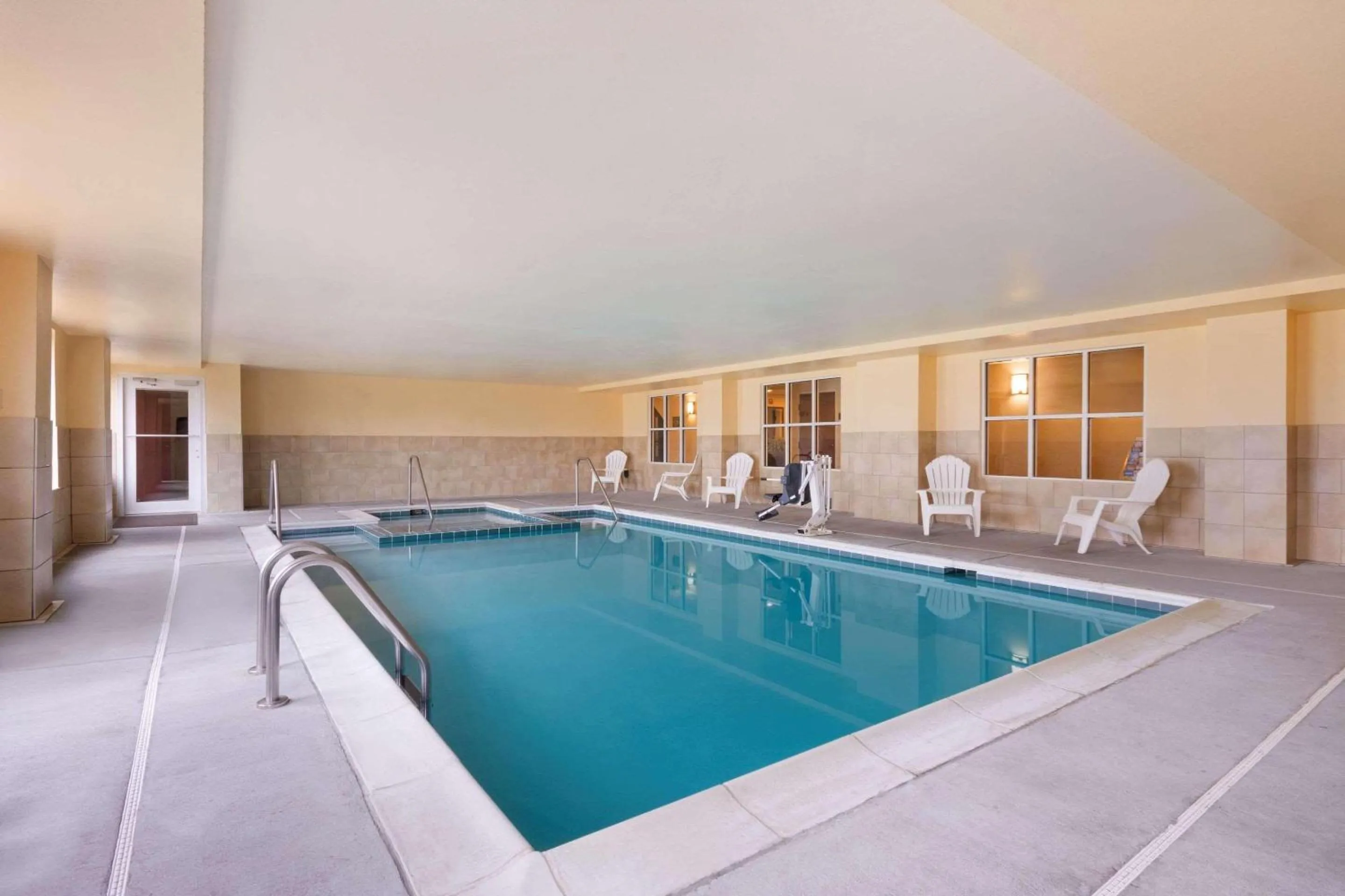 Swimming pool in Country Inn & Suites by Radisson, Wytheville, VA