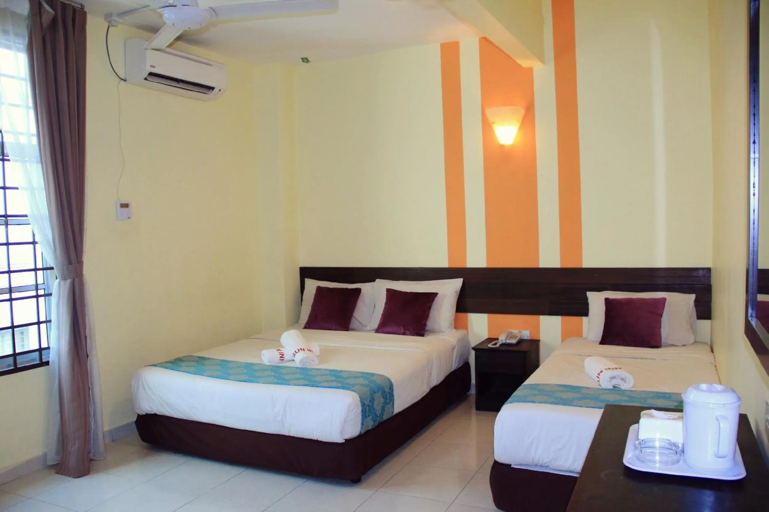 Photo of the whole room, Bed in Sun Inns Rest House Kuantan