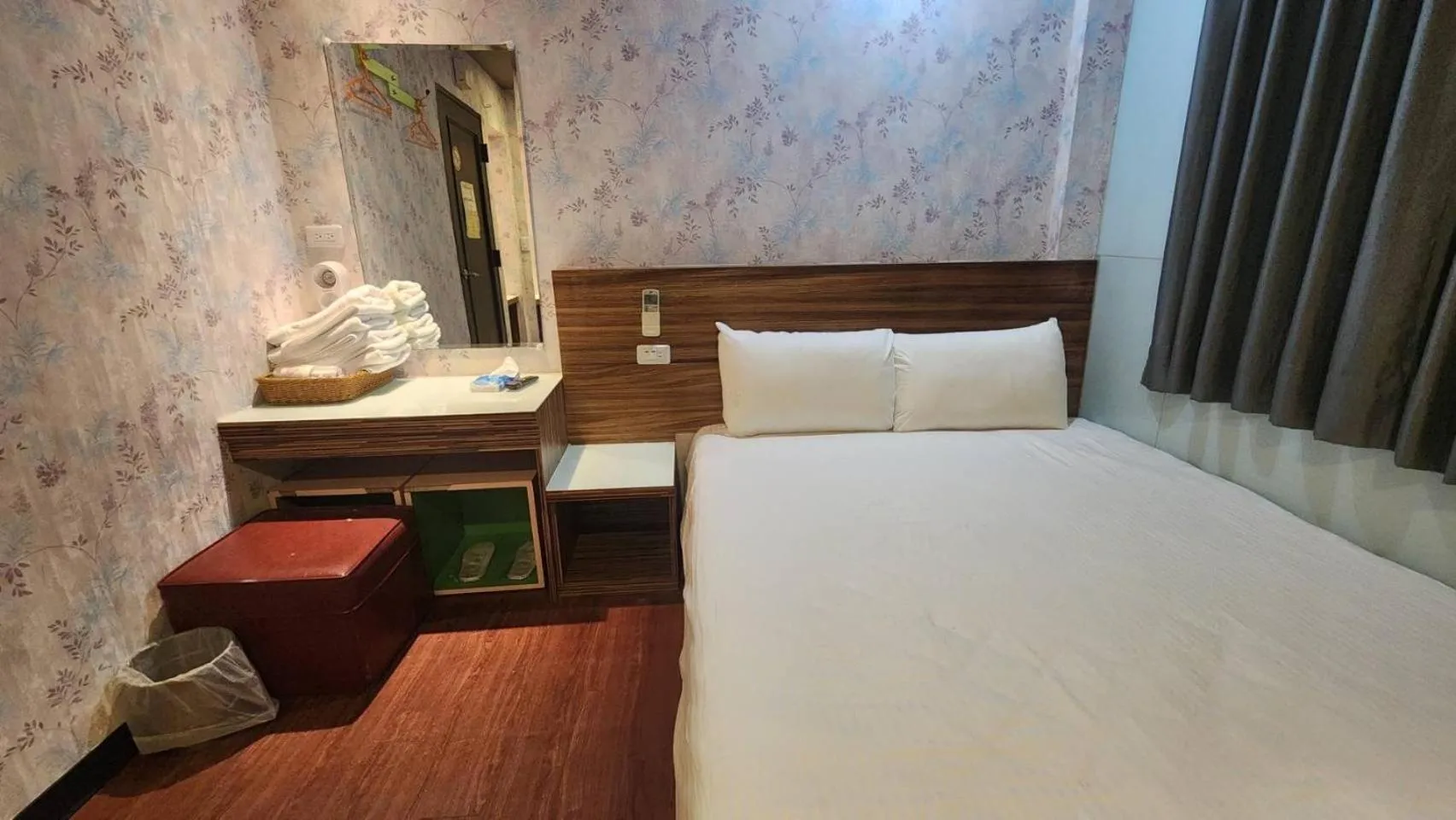 Bedroom, Bed in Yung Feng Hotel