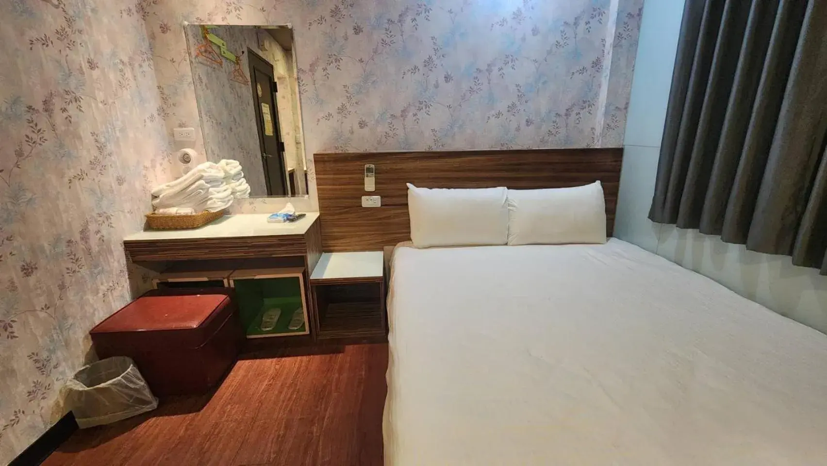 Bedroom, Bed in Yung Feng Hotel Bedroom, Bed in Yung Feng Hotel