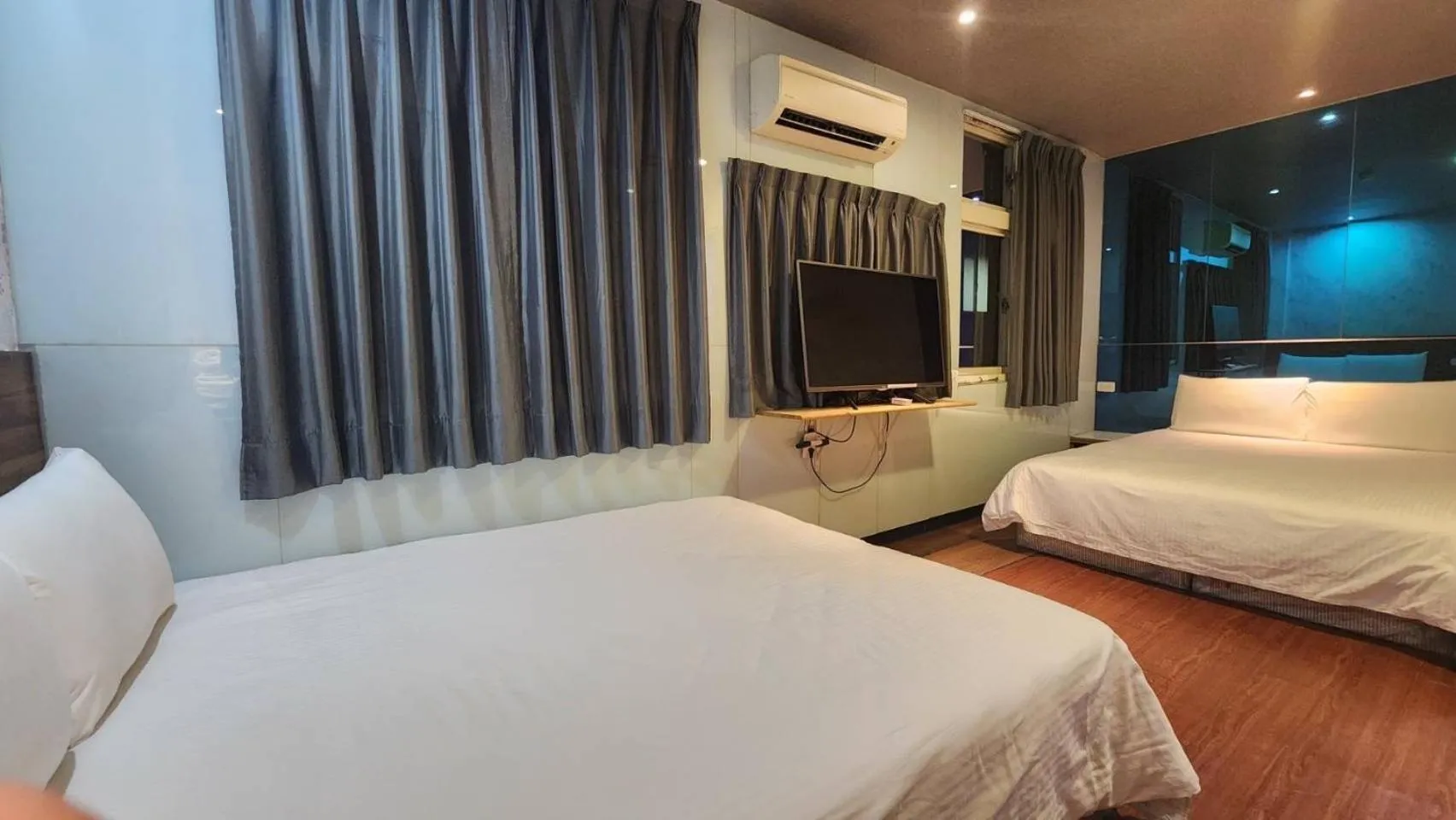 Bedroom, Bed in Yung Feng Hotel