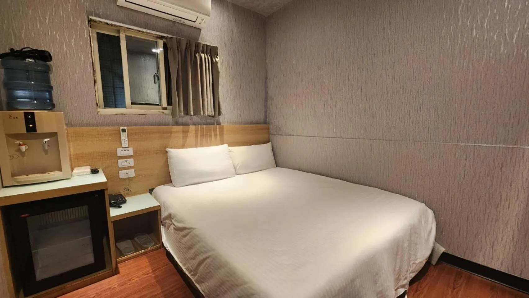 Bedroom, Bed in Yung Feng Hotel