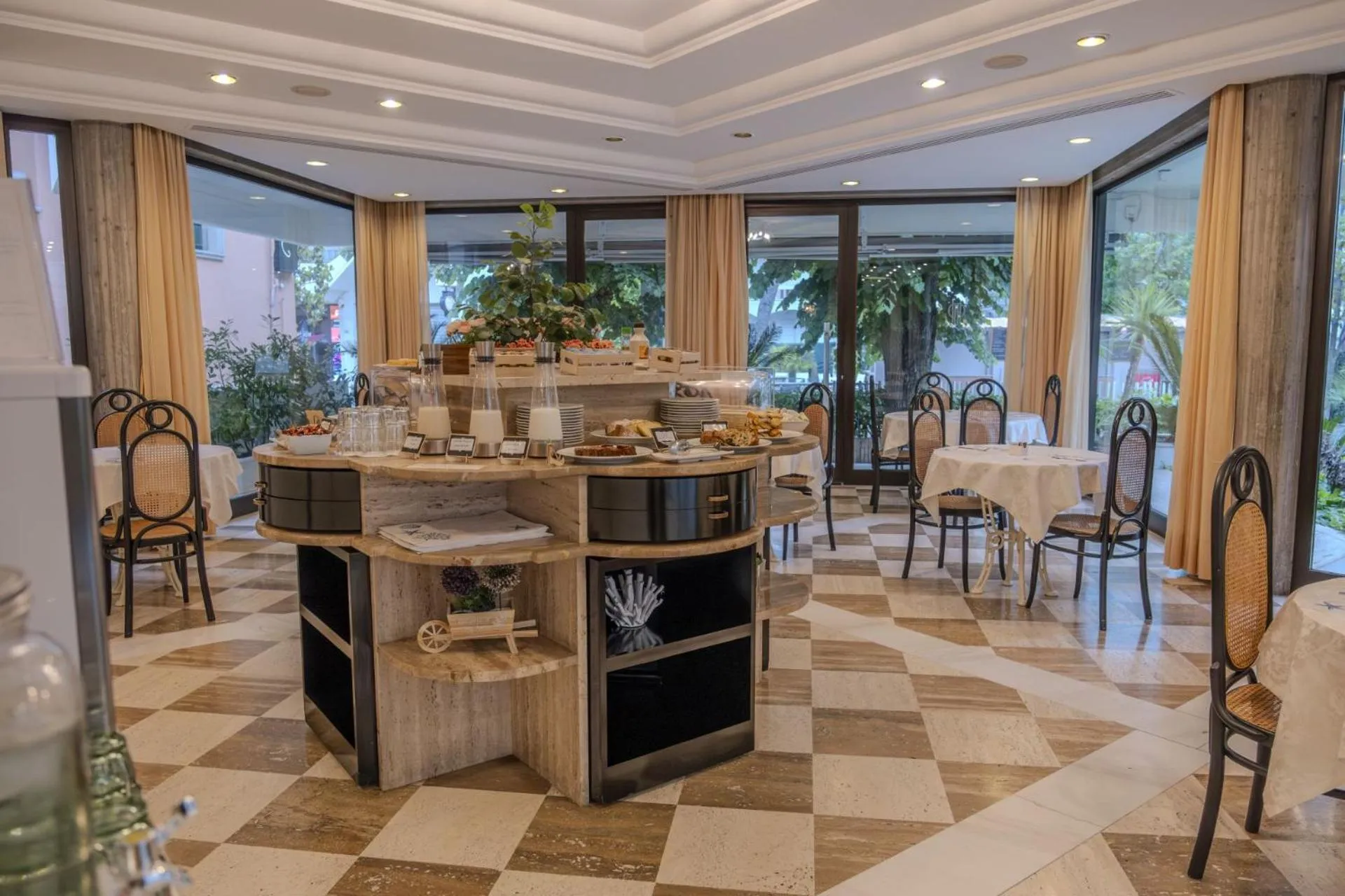 Breakfast in Hotel President - Vintage Hotel in centro