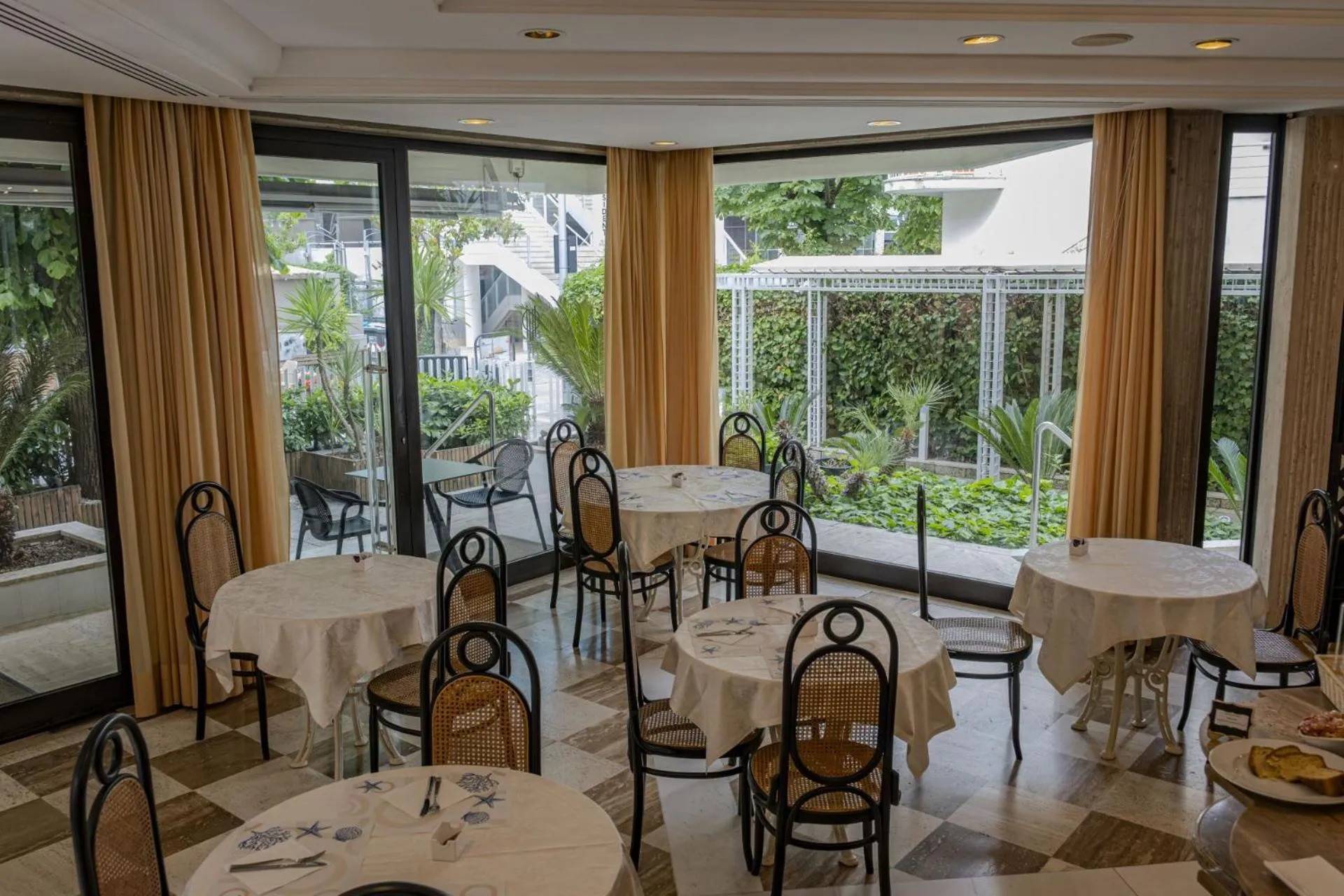 Breakfast in Hotel President - Vintage Hotel in centro