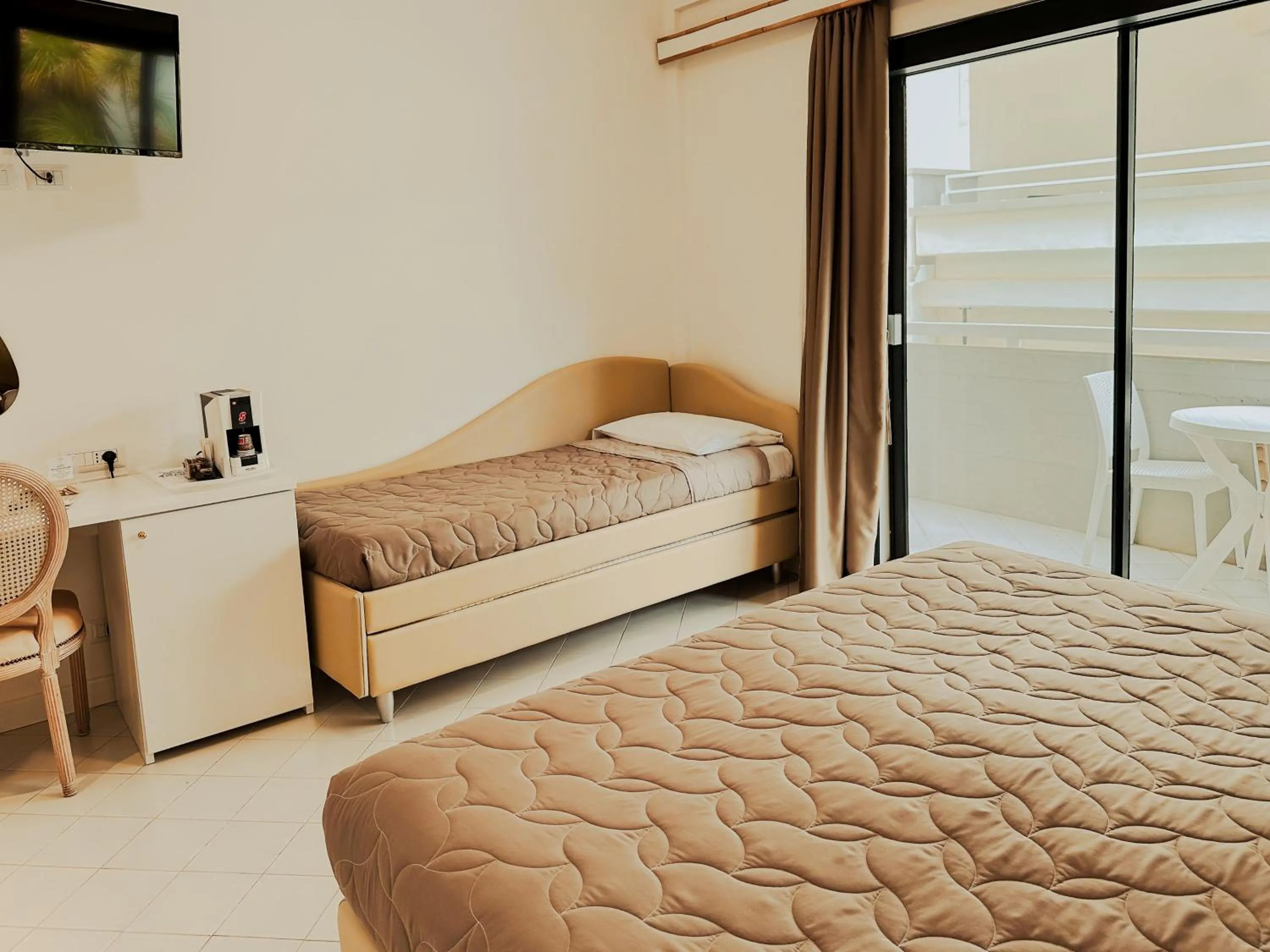 Bed in Hotel President - Vintage Hotel in centro