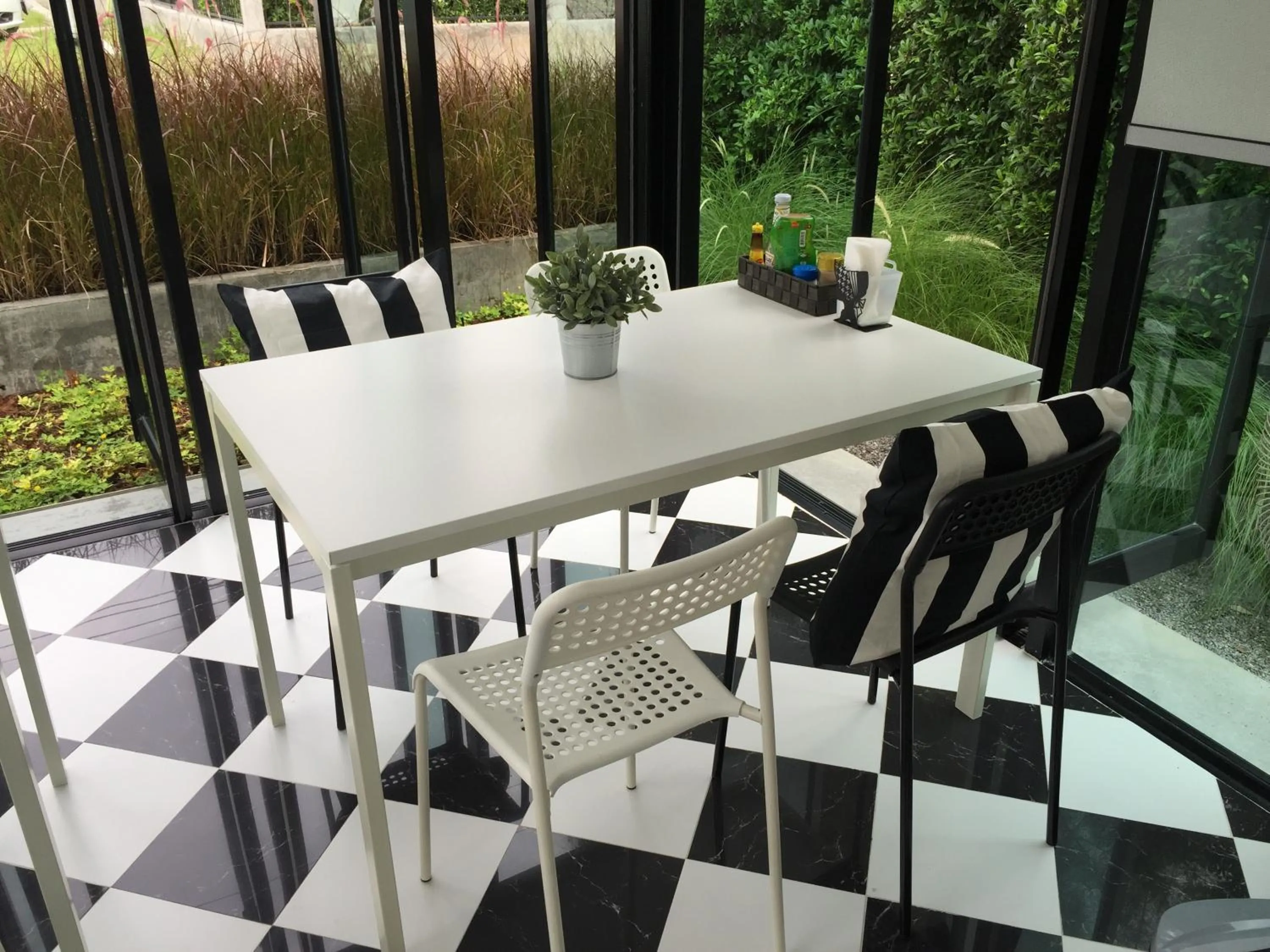 Restaurant/places to eat in The Restro