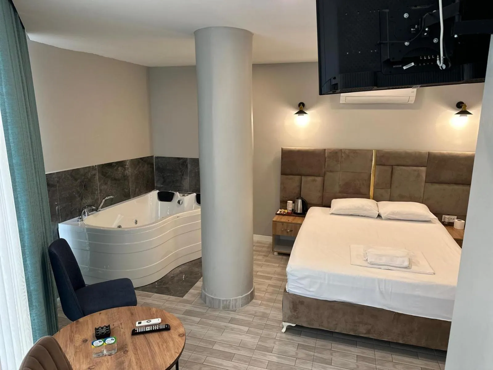 Photo of the whole room in Lacasa Royal Hotel