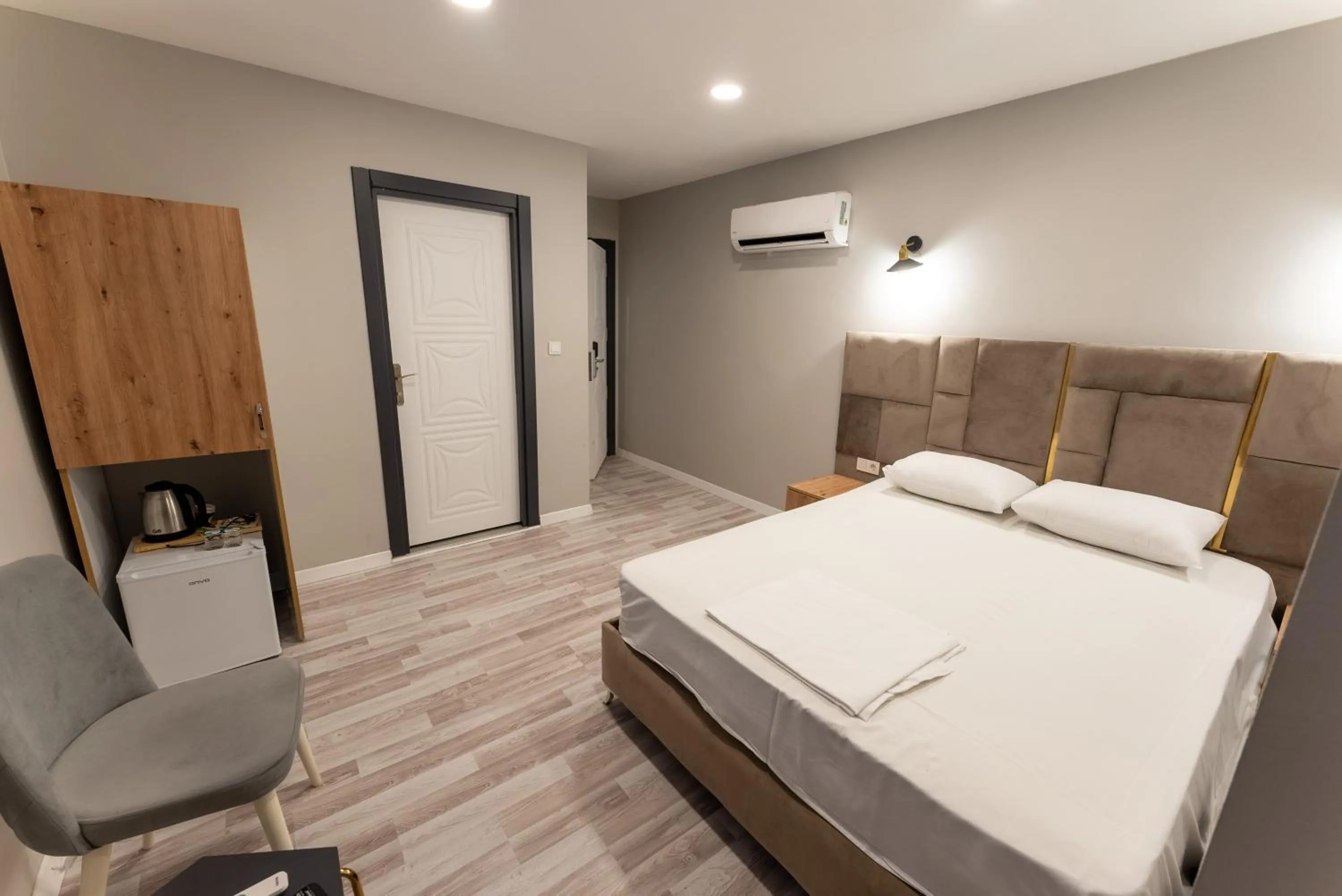 Photo of the whole room in Lacasa Royal Hotel