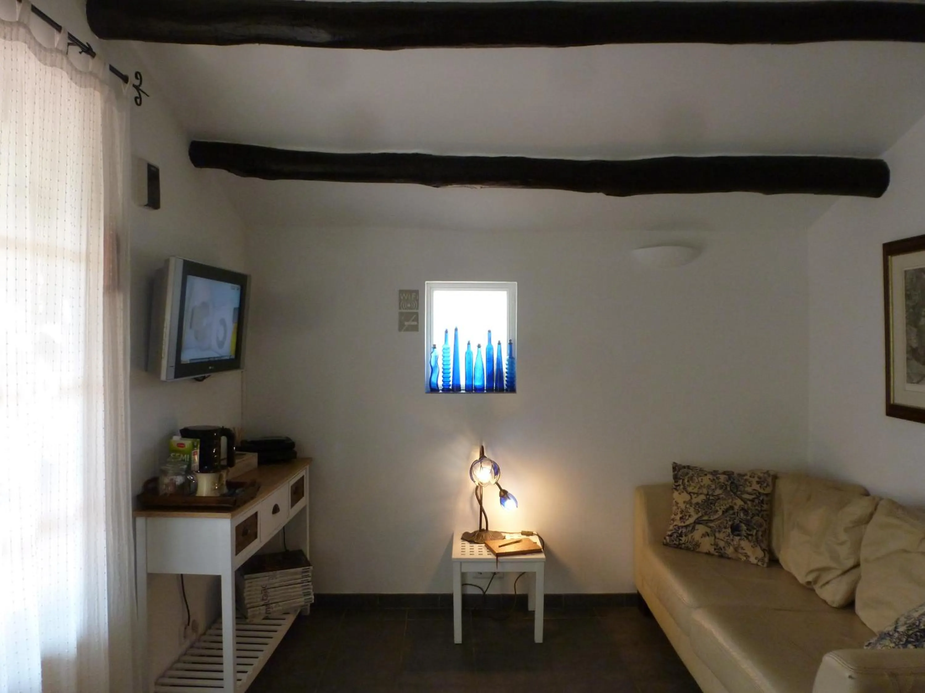 Photo of the whole room in River Ebro Holidays