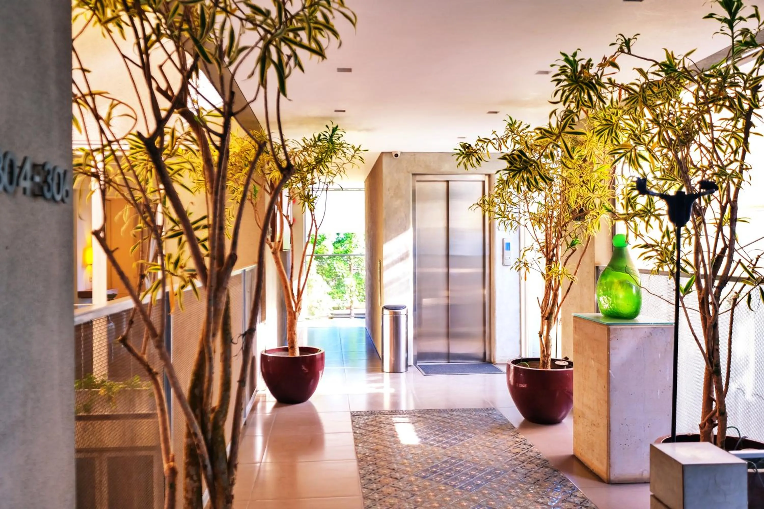 elevator in KoenoKoeni Boutique Hotel