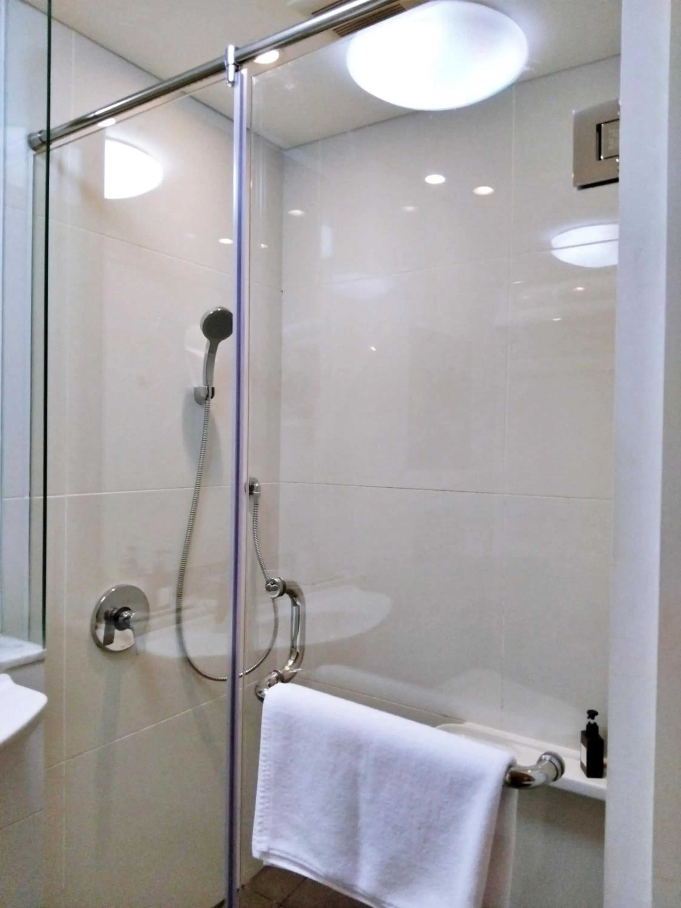 Shower in KoenoKoeni Boutique Hotel