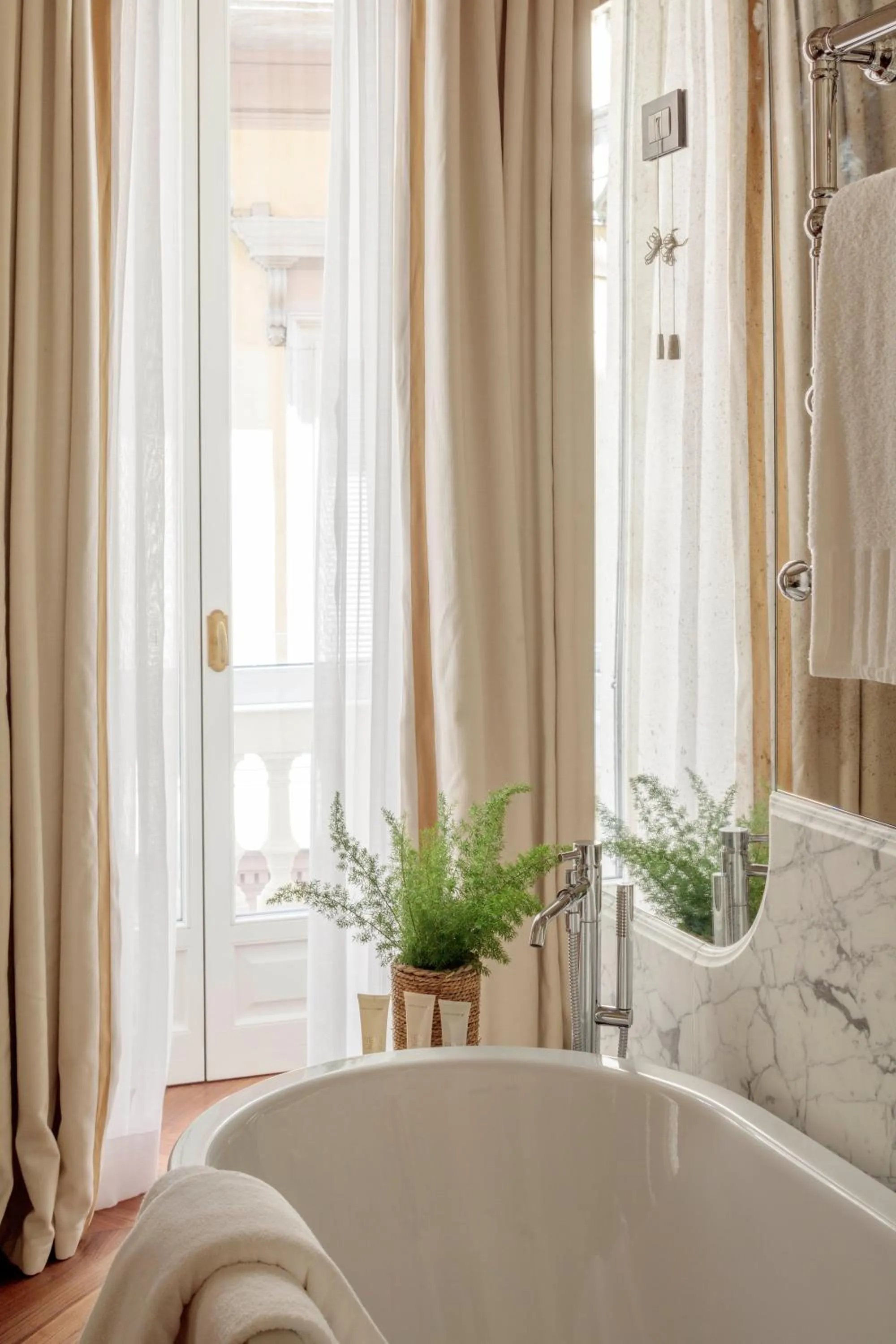 Bath, Bed in Rocco Forte House Via Manzoni Milan