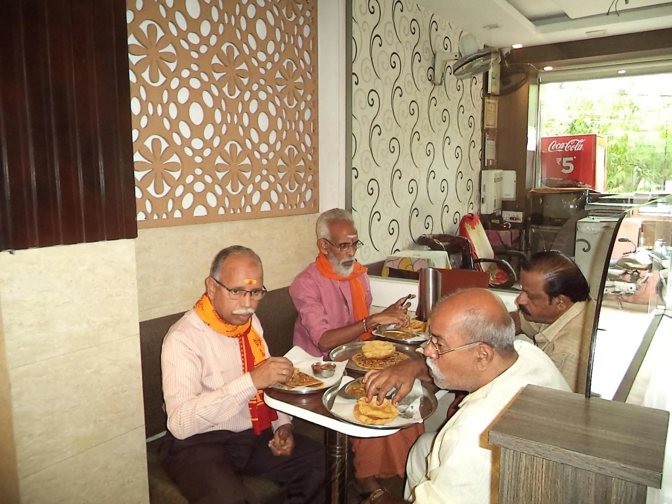 Restaurant/places to eat in Hotel Abhineet Palace