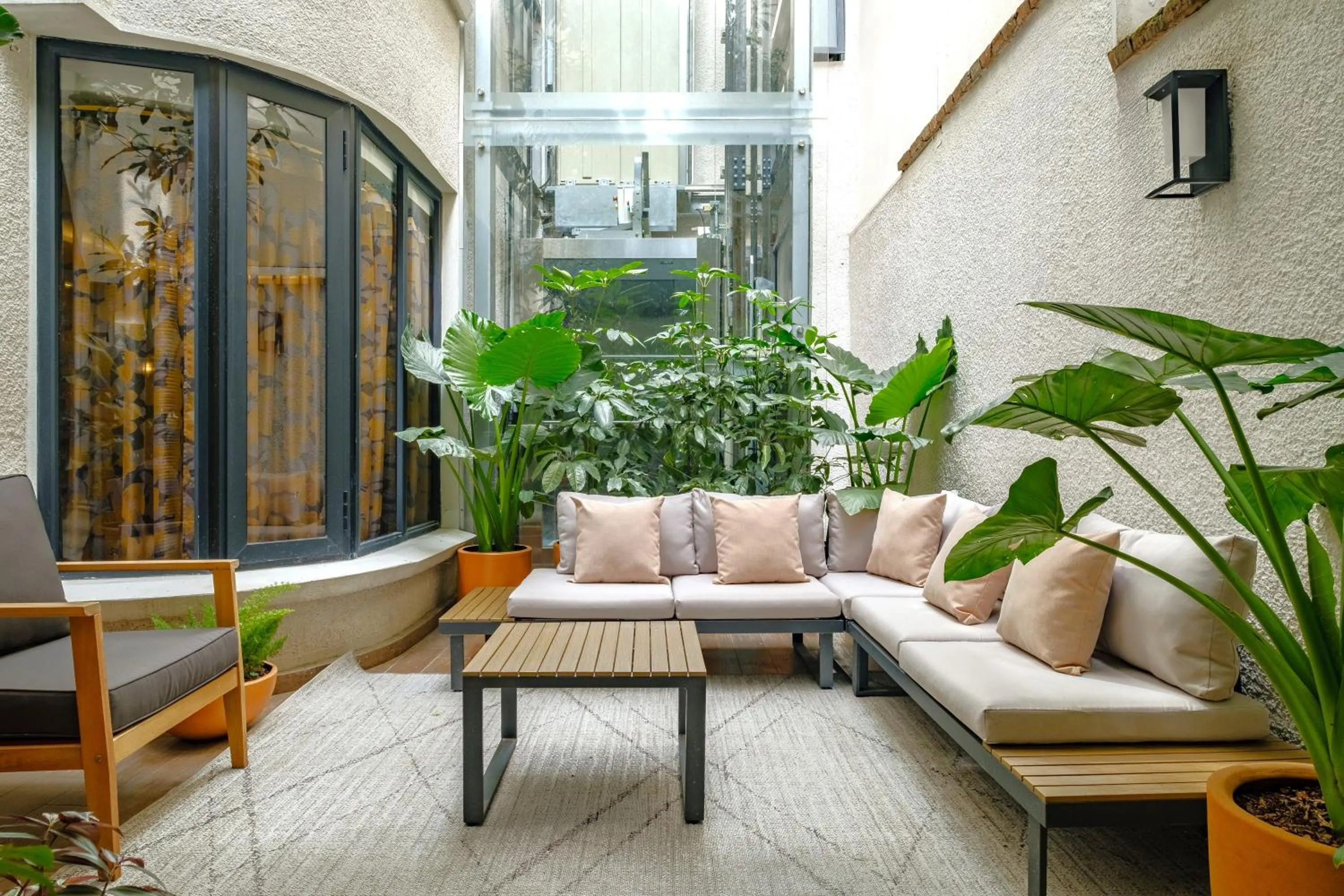 Patio in District Polanco by Lumina