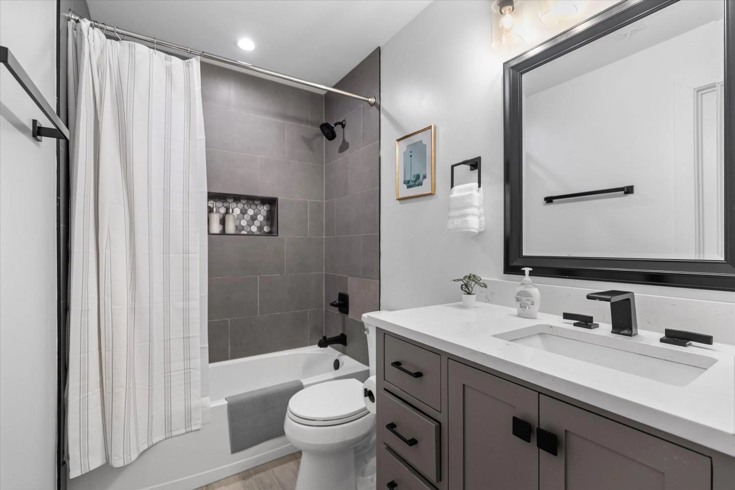 Central 2-BR City Sanctuary - Commuter-Friendly