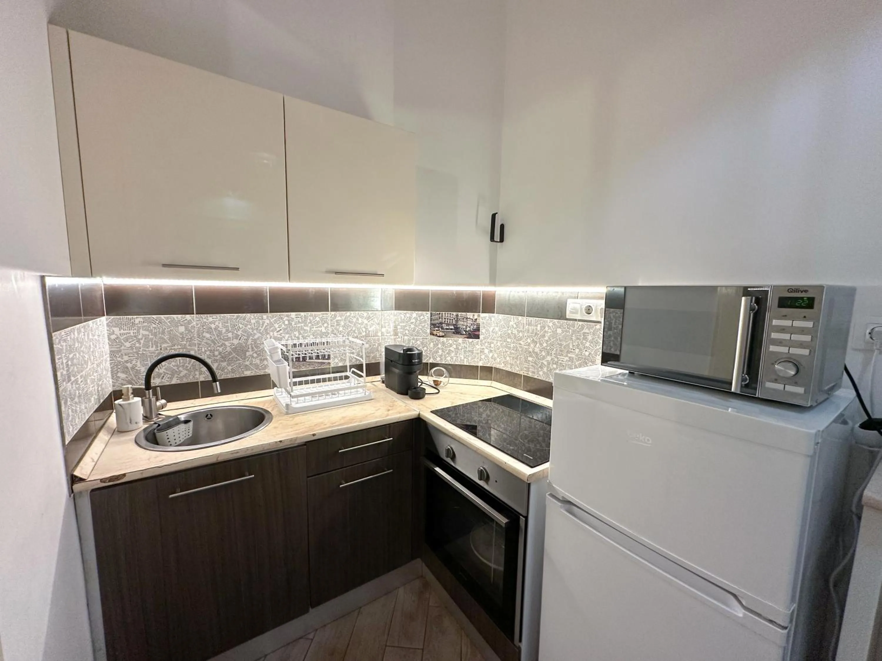 Kitchen or kitchenette in Parliament Apartment