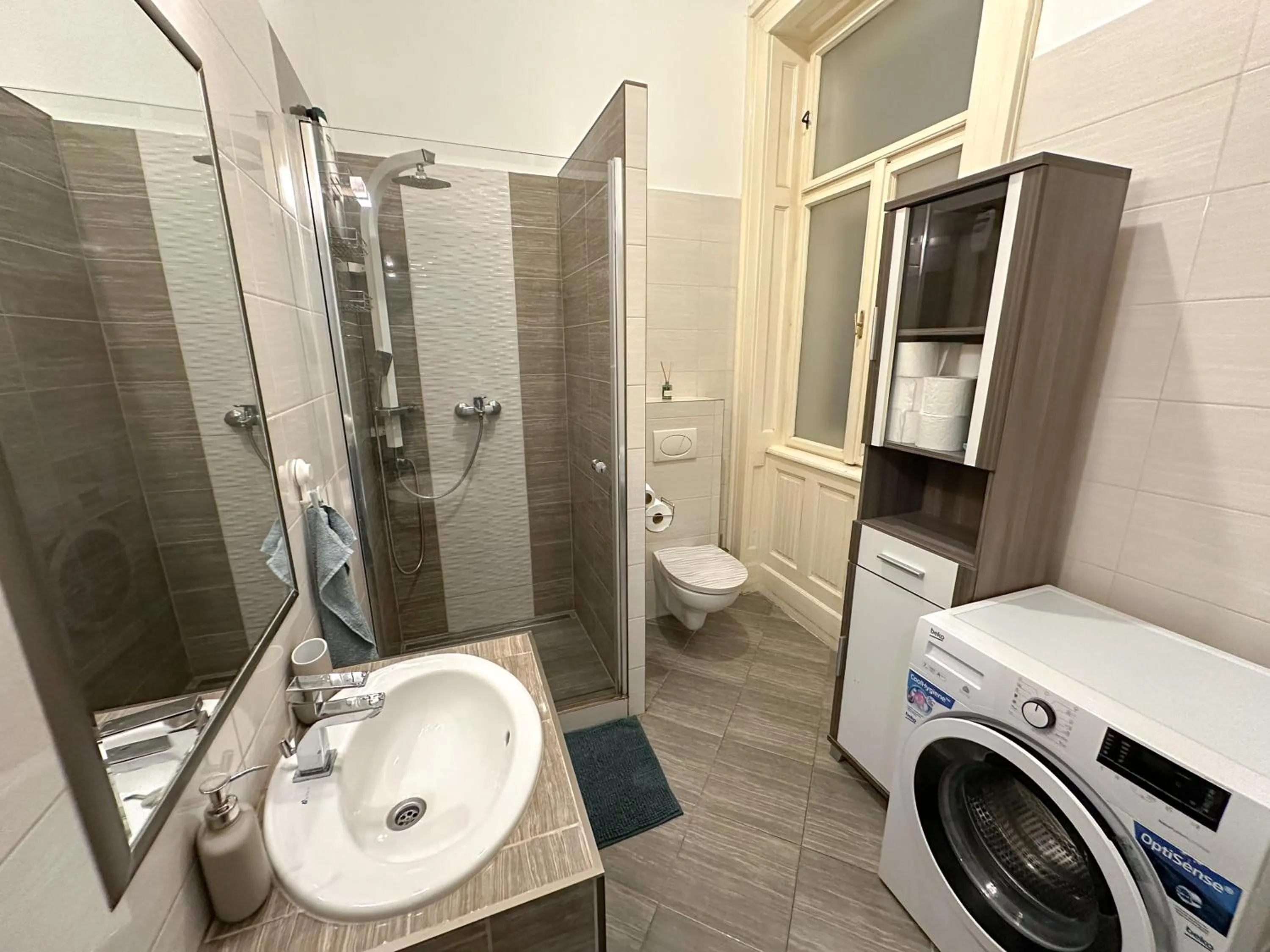 Shower in Parliament Apartment