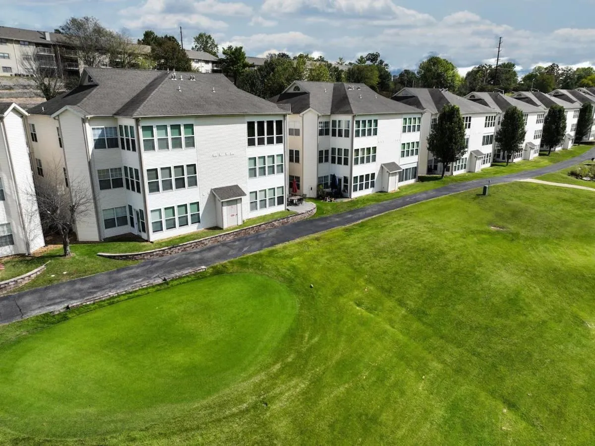 Little House on the Fairway- Luxury Golf Condo