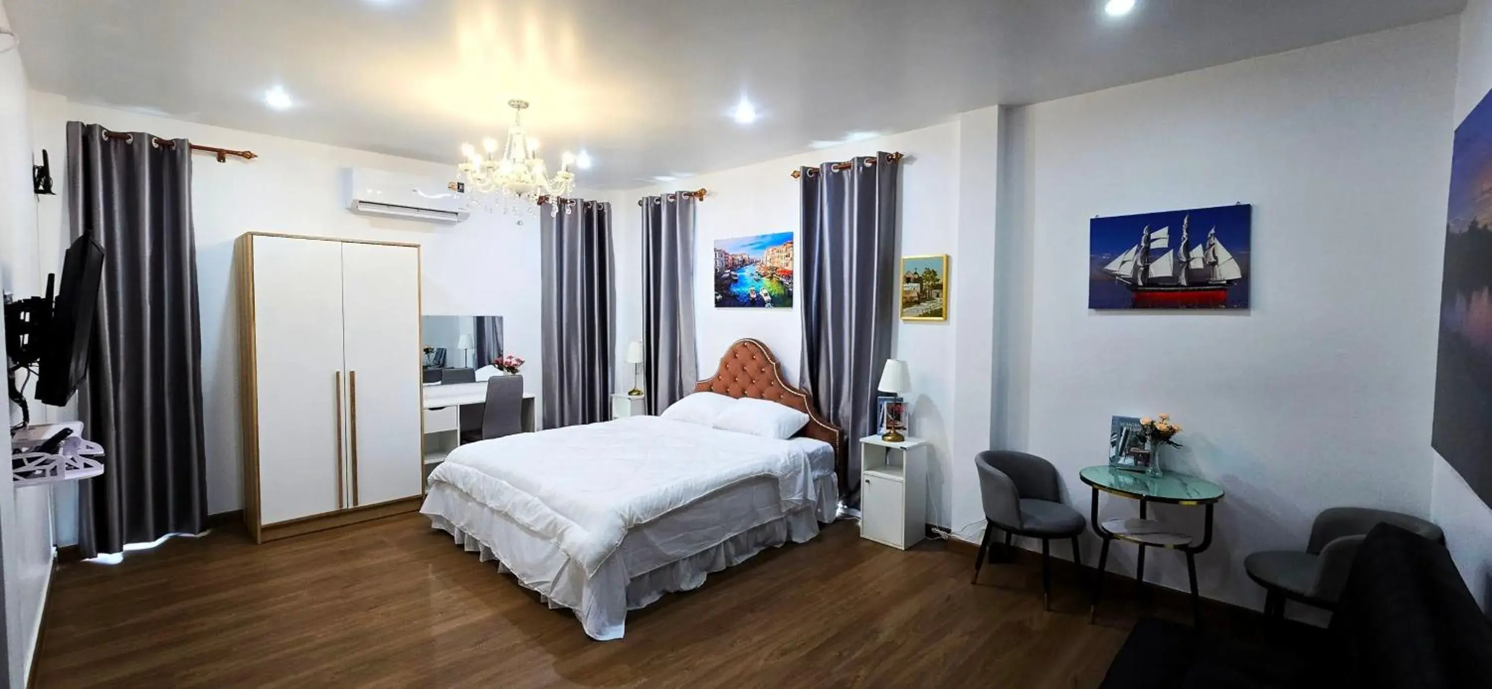 TV and multimedia, Bed in Tiny Island Lake Lodge TV and multimedia, Bed in Tiny Island Lake Lodge