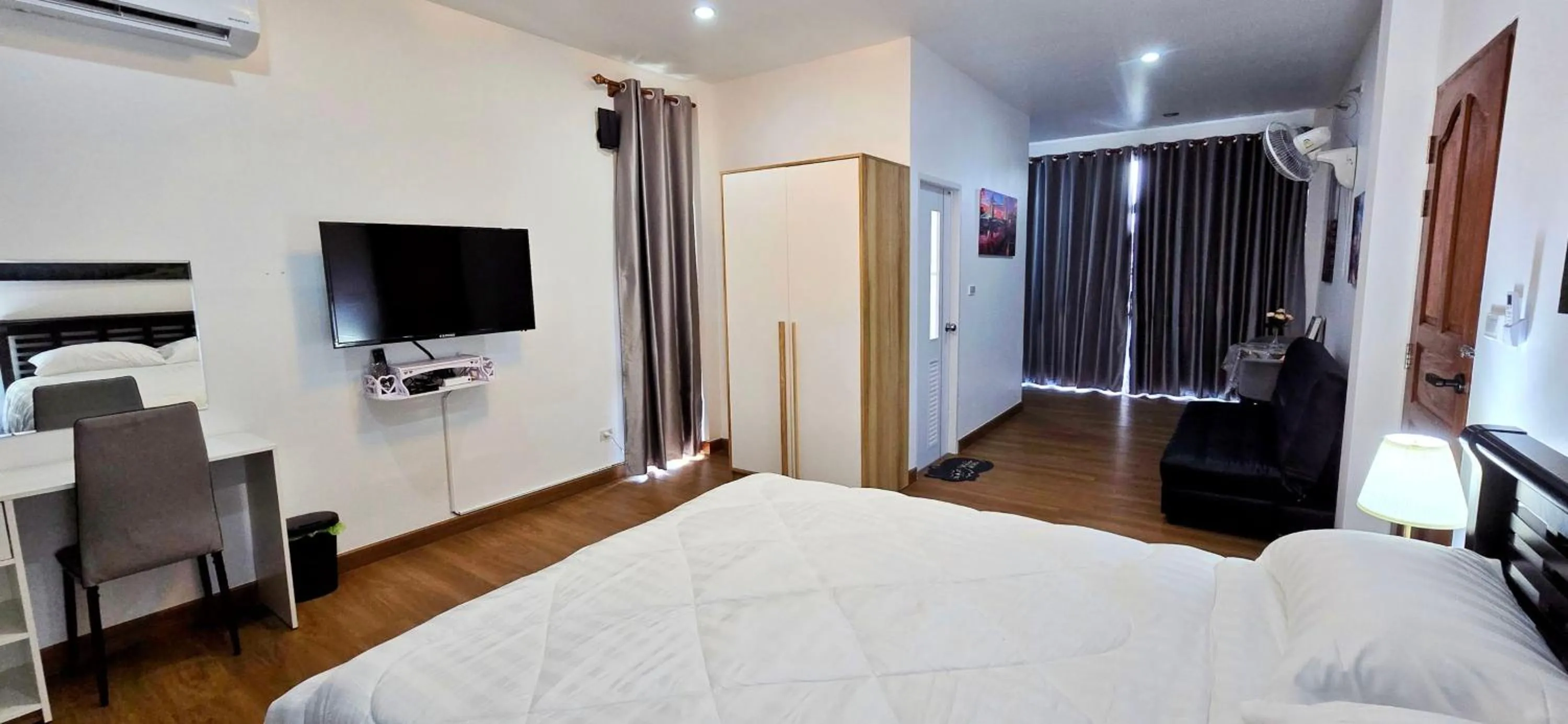 Bed in Tiny Island Lake Lodge