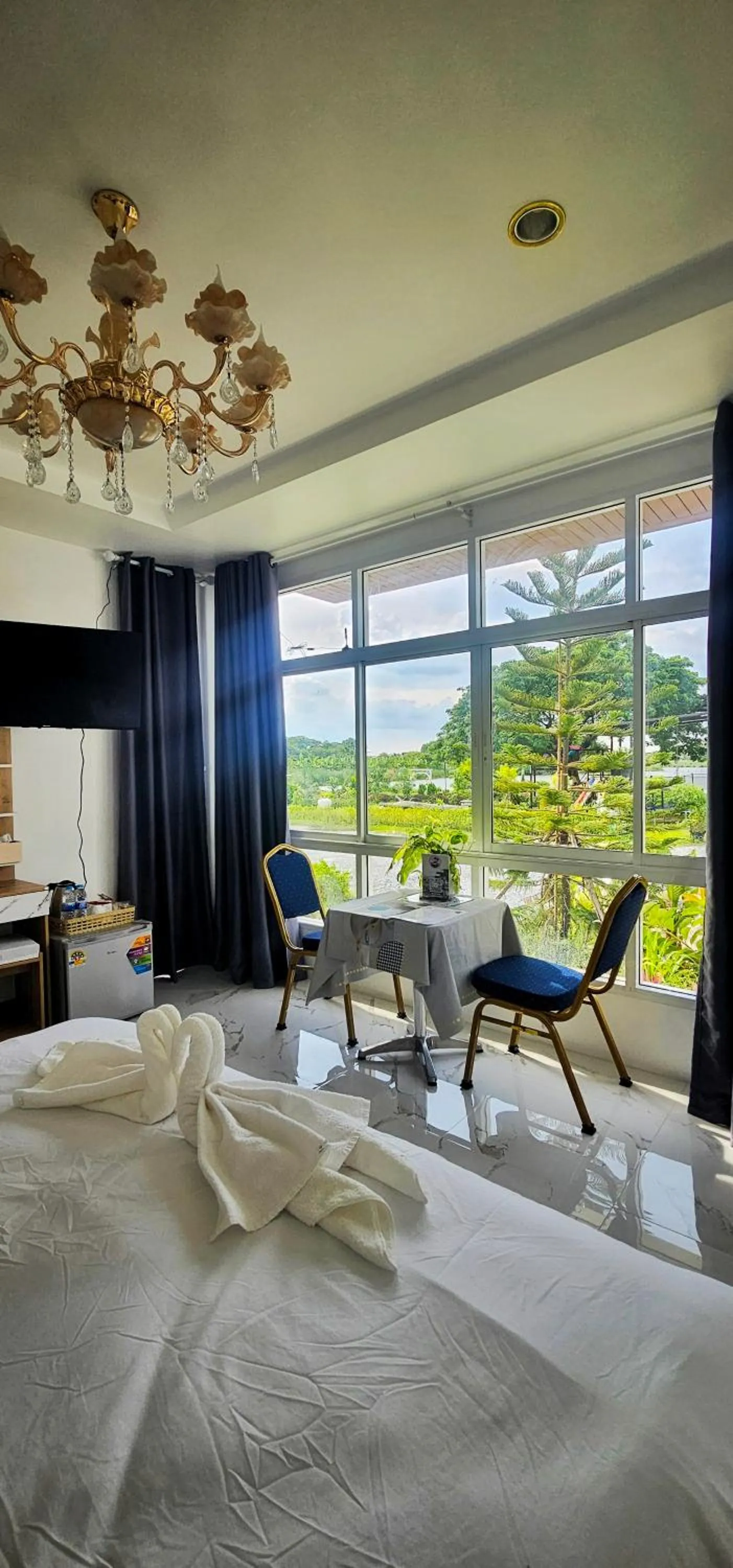 Seating area, Bed in Tiny Island Lake Lodge