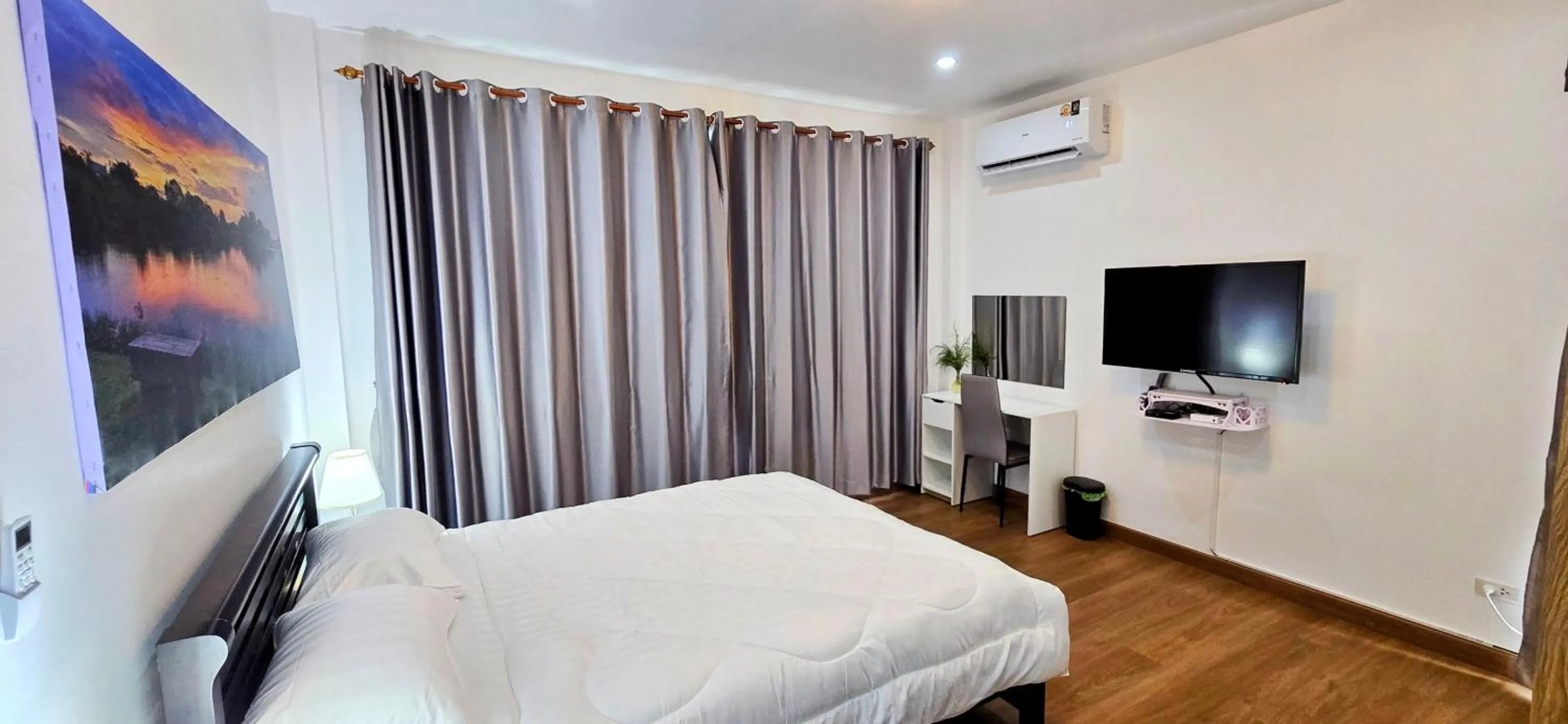 TV and multimedia, Bed in Tiny Island Lake Lodge