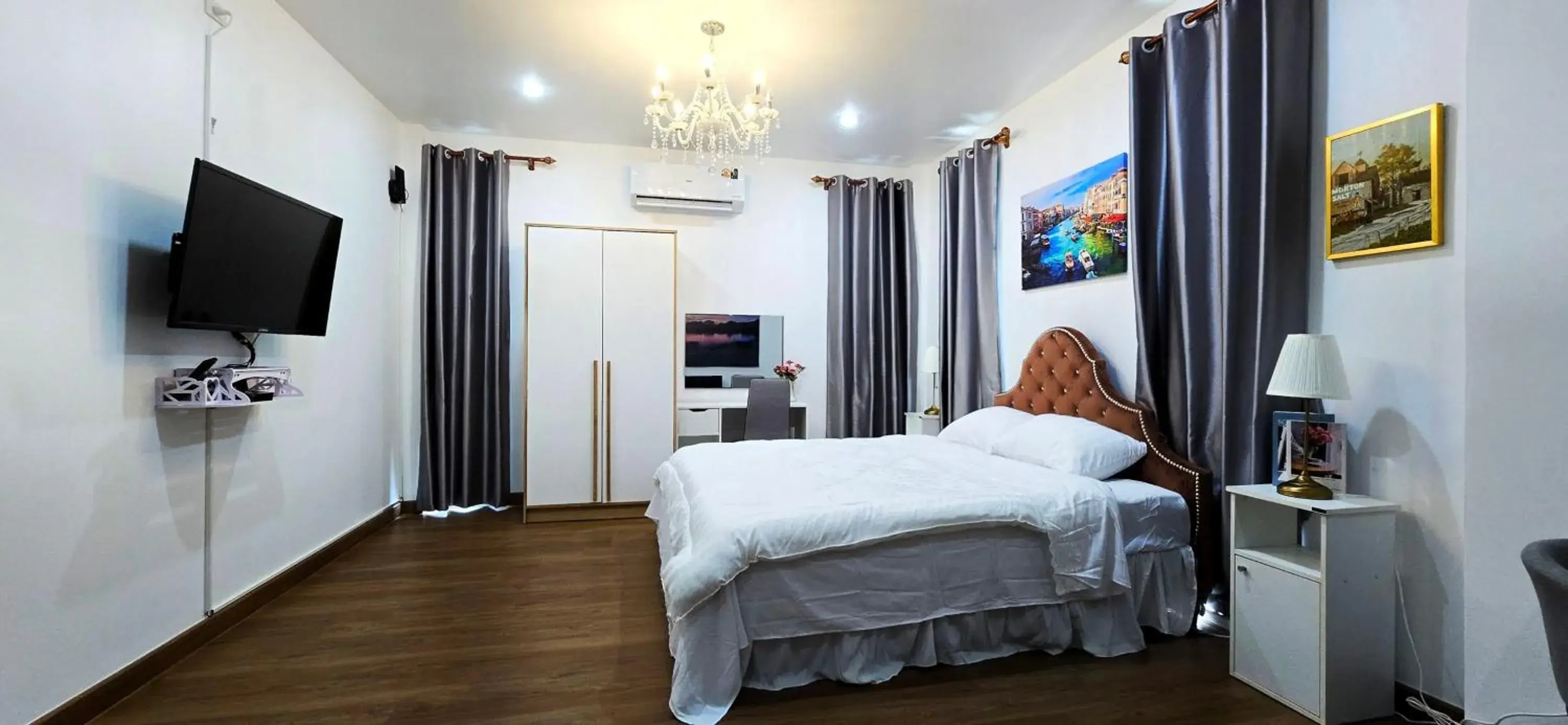 Bed in Tiny Island Lake Lodge Bed in Tiny Island Lake Lodge