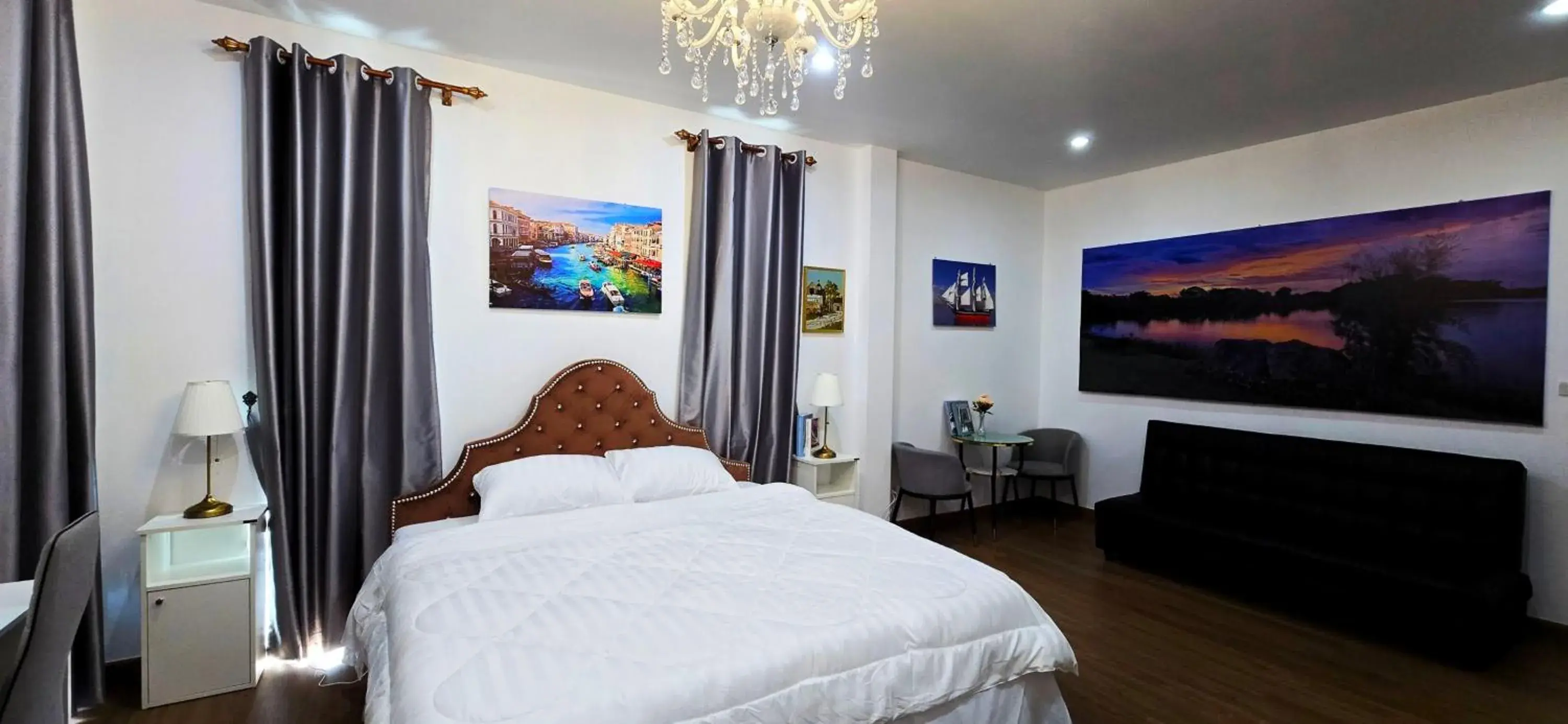 Bed in Tiny Island Lake Lodge Bed in Tiny Island Lake Lodge