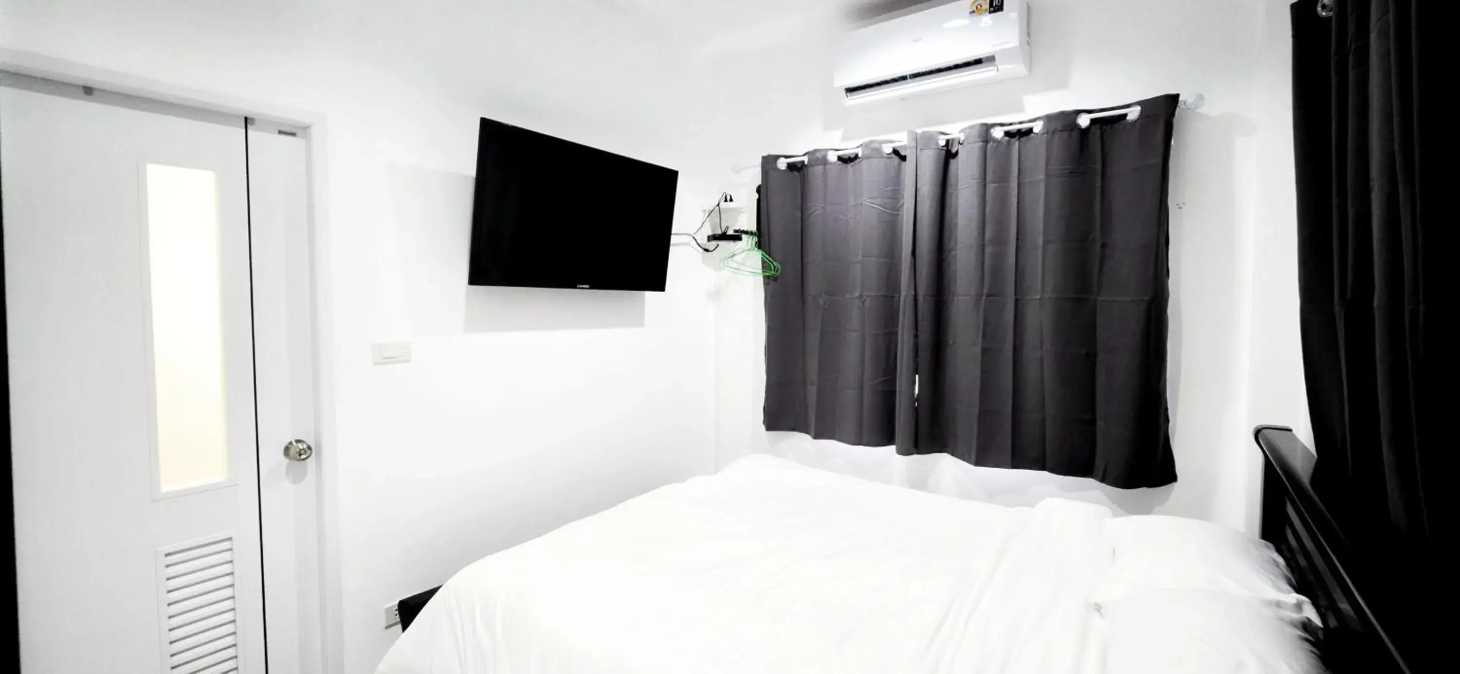 Economy Double Room in Tiny Island Lake Lodge Economy Double Room in Tiny Island Lake Lodge