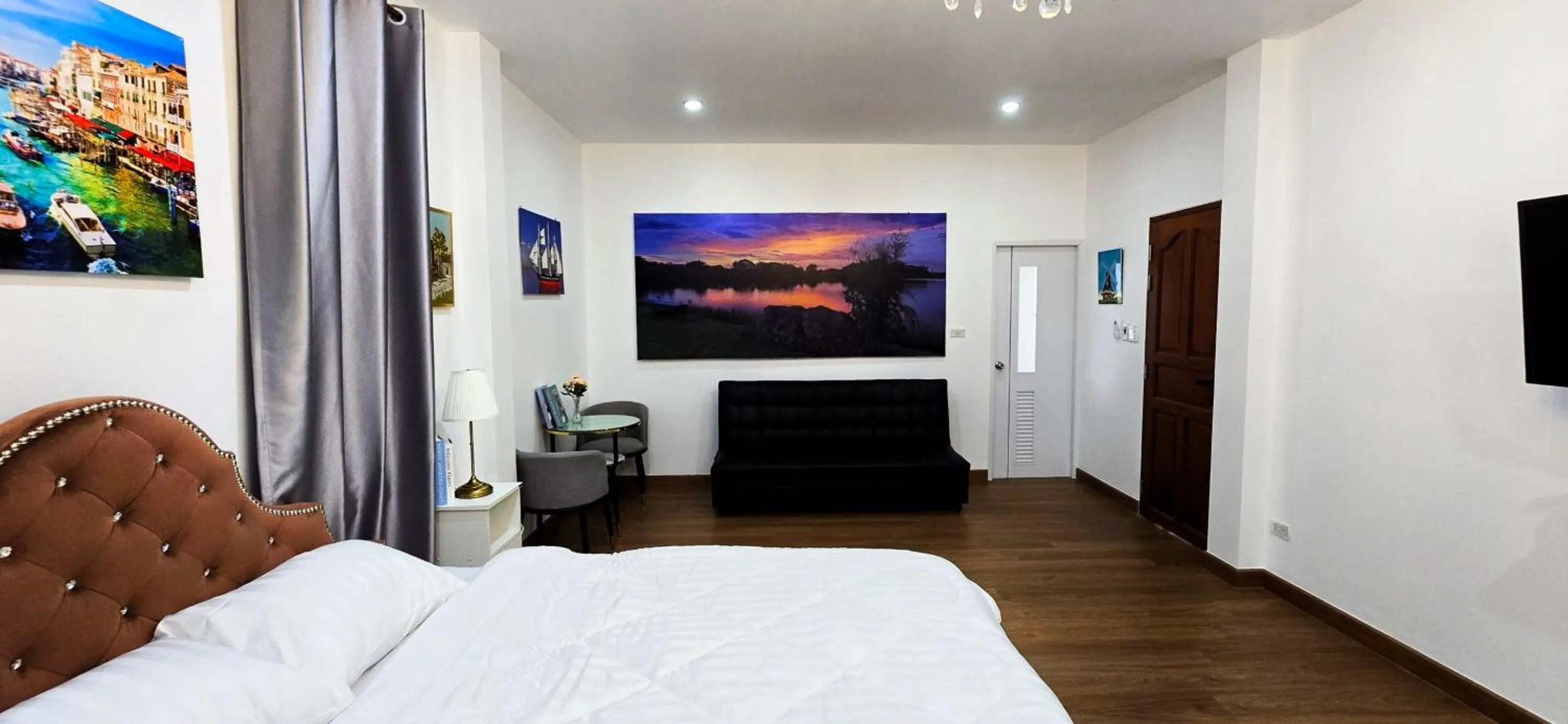 TV and multimedia, Bed in Tiny Island Lake Lodge