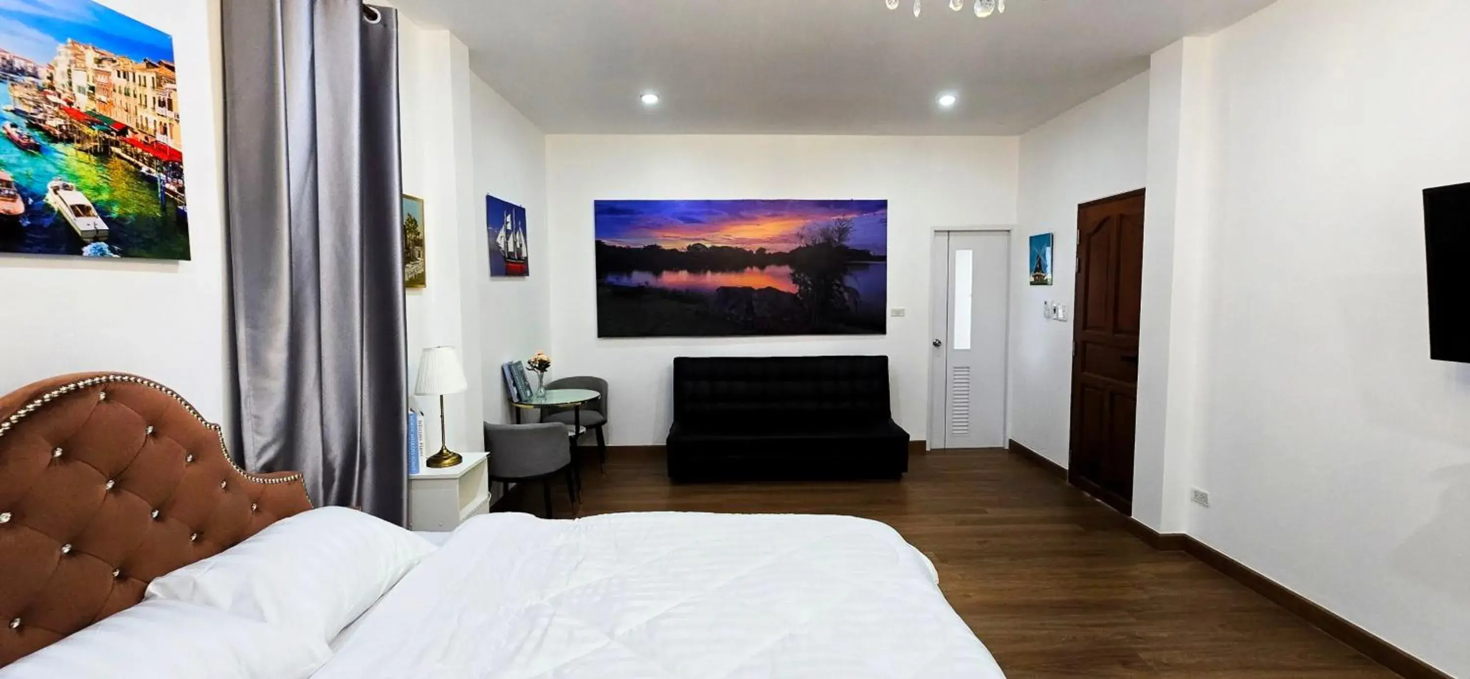 TV and multimedia, Bed in Tiny Island Lake Lodge TV and multimedia, Bed in Tiny Island Lake Lodge