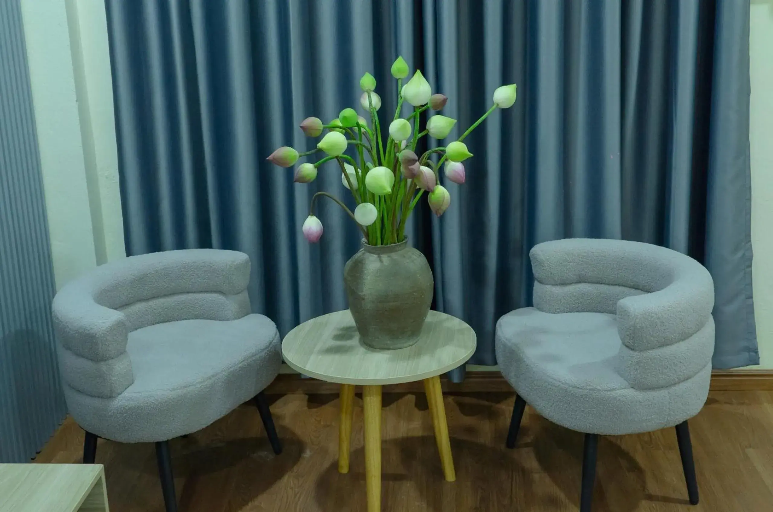 Seating area in Peaceful Hotel Seating area in Peaceful Hotel